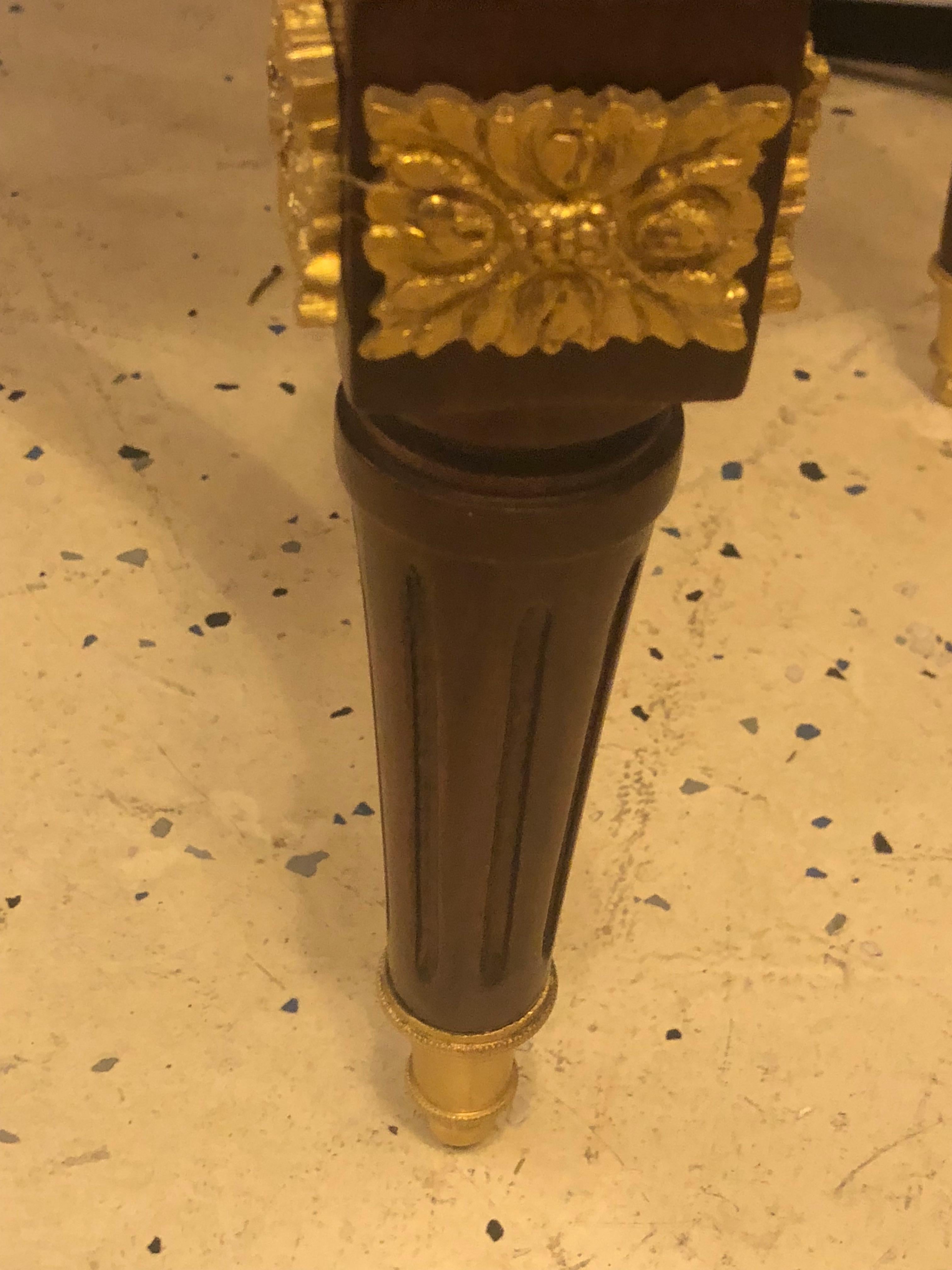 Pareja de lámparas de sobremesa de mármol estilo Luis XVI con marco de bronce y soportes de bronce en venta 5