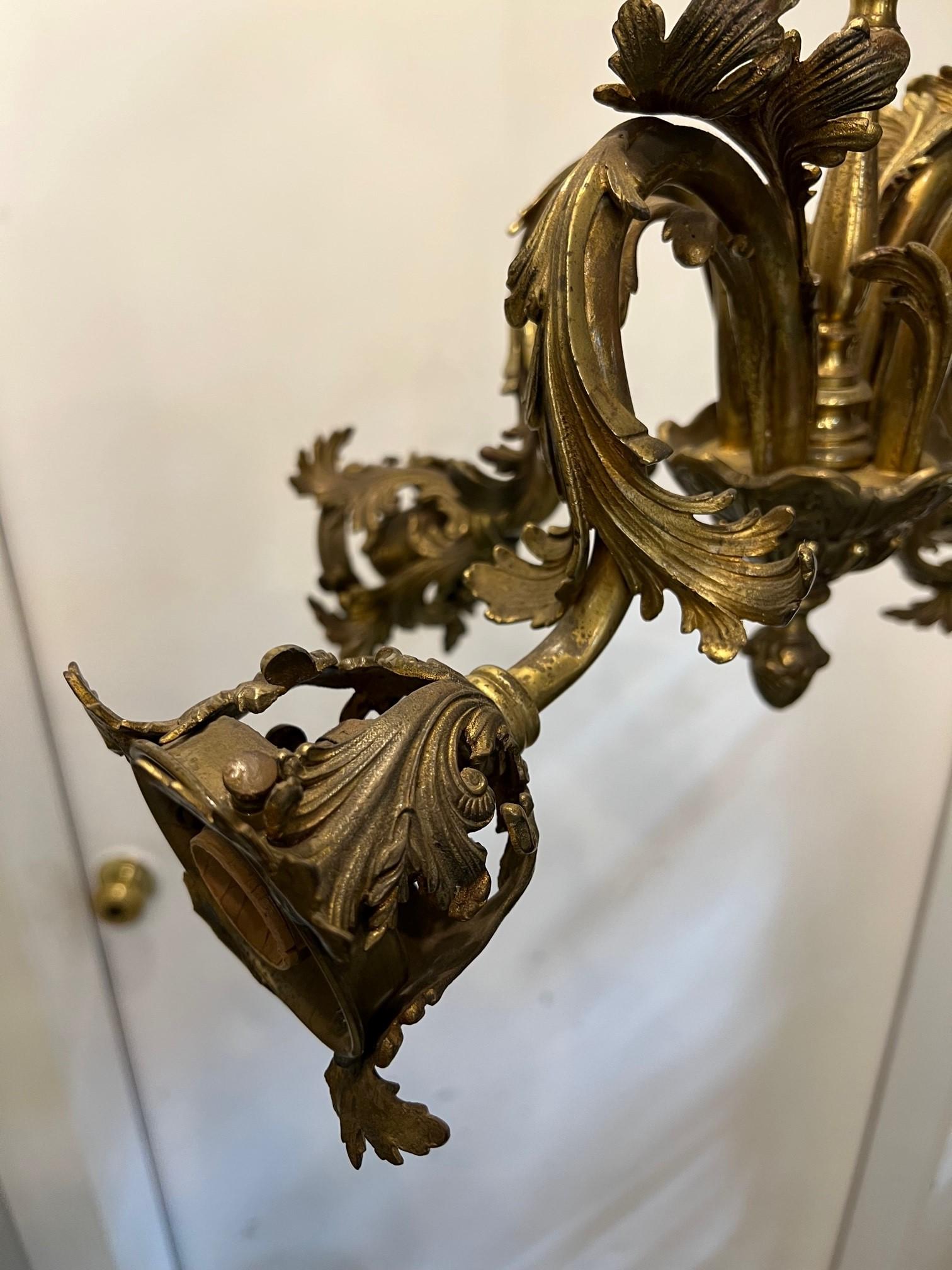 Lustre français en bronze de style Louis XVI à quatre lumières    Bon état - En vente à Stamford, CT