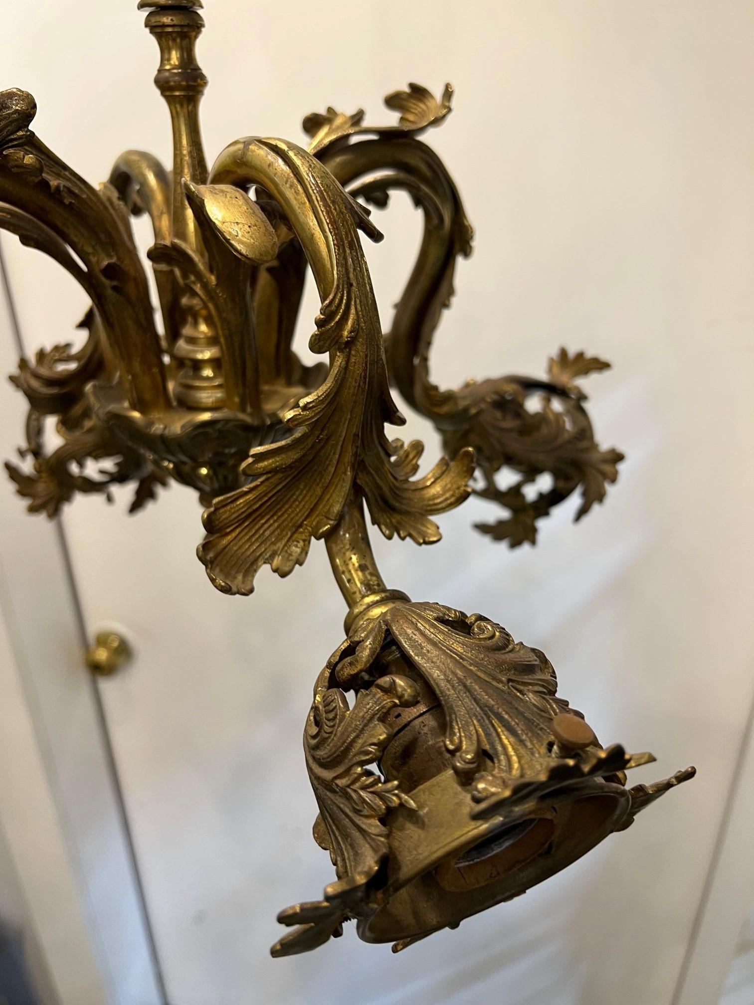 20ième siècle Lustre français en bronze de style Louis XVI à quatre lumières    en vente