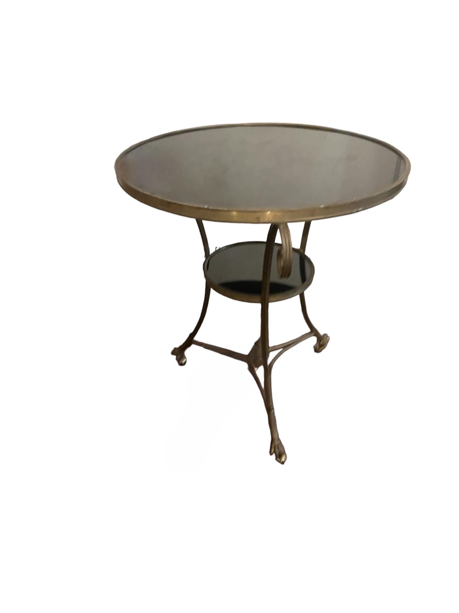 Élevez votre espace avec la sophistication de notre table Guéridon en bronze de style Louis XVI. Ornée de détails complexes en bronze, son élégance intemporelle n'a d'égale que sa fonctionnalité. Le dessus et le deuxième niveau en granit noir sont