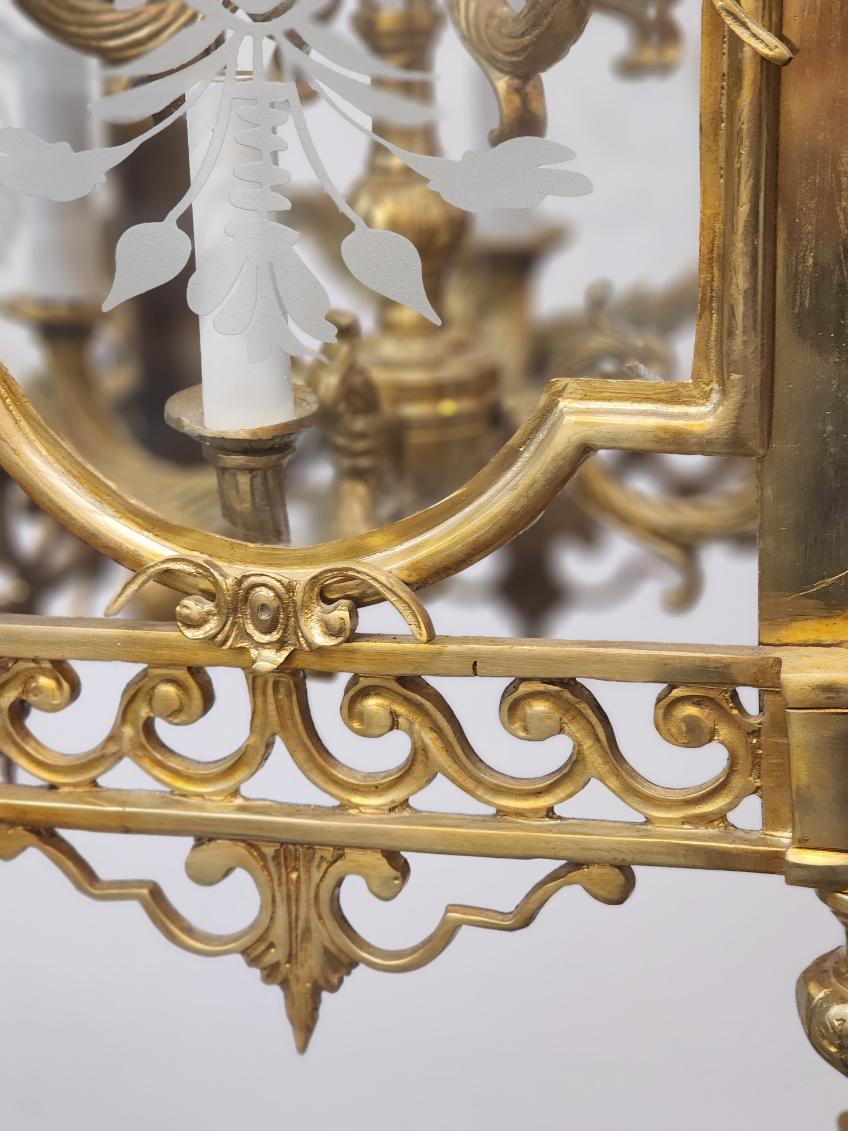 Cette lanterne en bronze et verre gravé est réalisée dans l'élégant style Louis XVI. La lanterne présente des détails complexes en bronze et des panneaux en verre gravé qui créent un magnifique jeu de lumière. Parfaite pour tout espace, cette