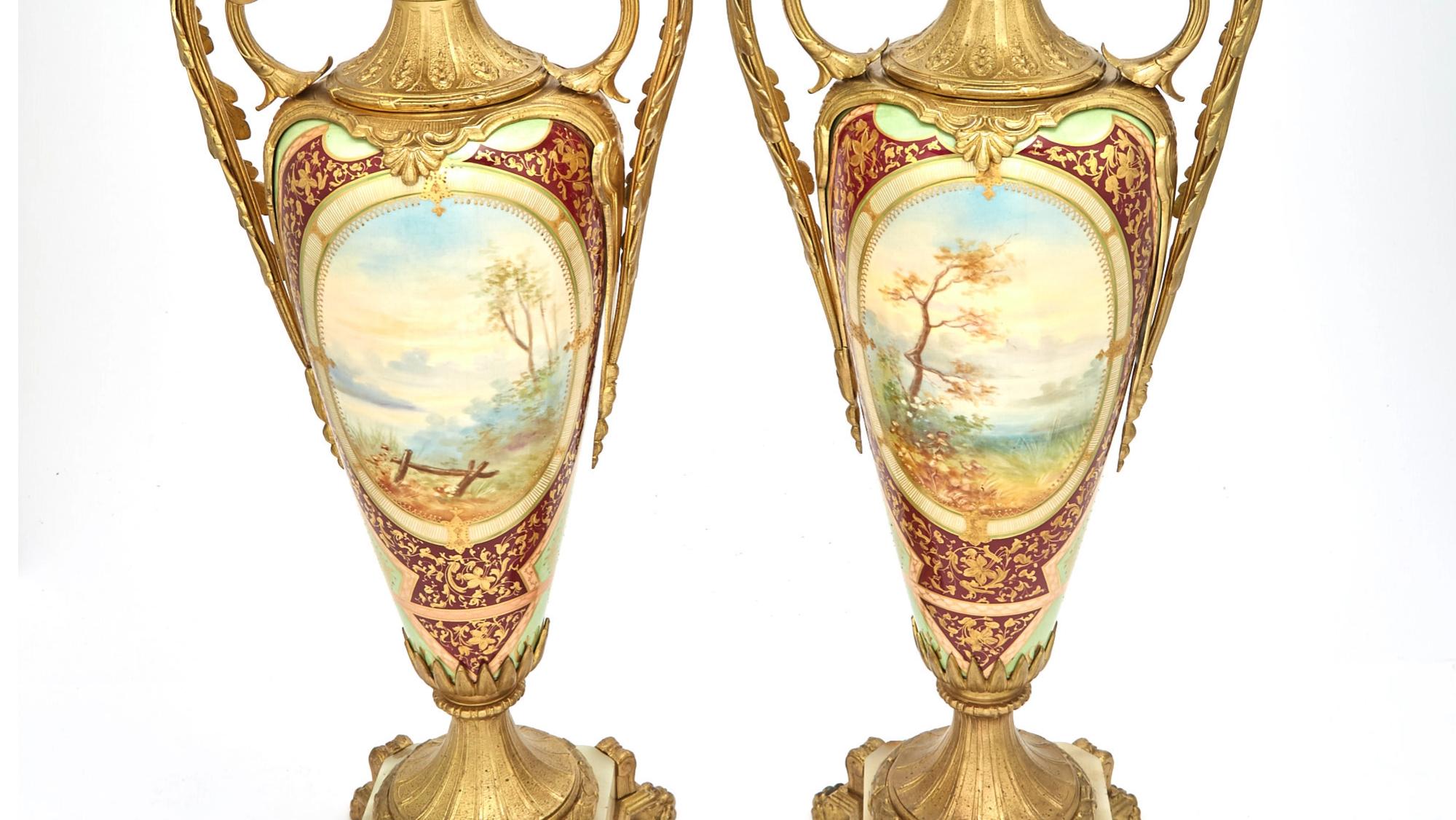  Louis XVI Stil Bronze Ormolu / Porzellan Paar Urnen / Seite behandelt im Angebot 5