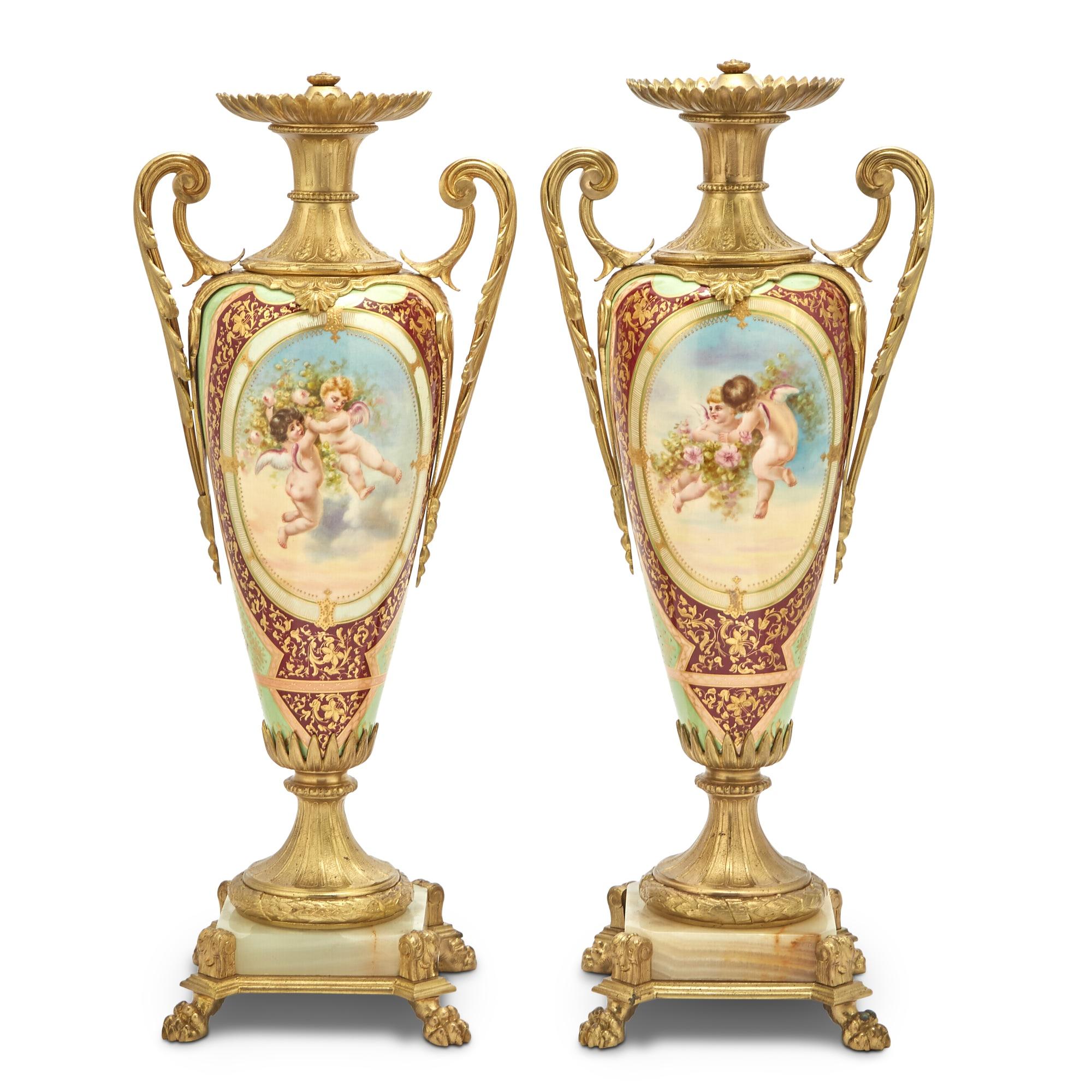  Louis XVI Stil Bronze Ormolu / Porzellan Paar Urnen / Seite behandelt im Angebot 7