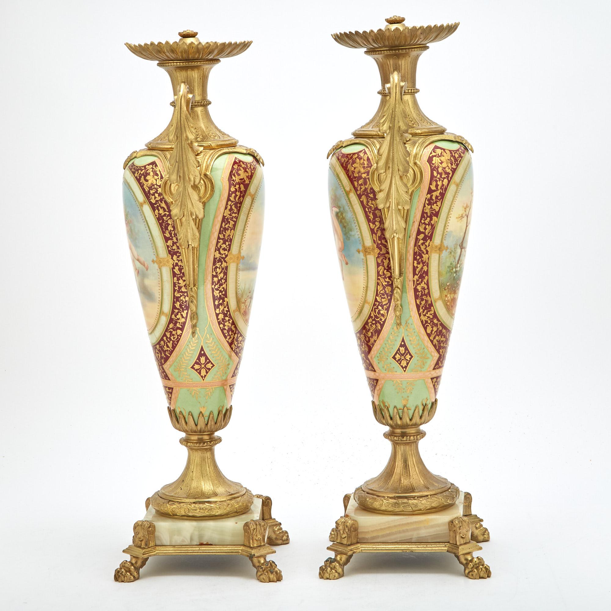 Tauchen Sie Ihren Raum in Opulenz mit diesem fesselnden Paar bronzefarbener Porzellanurnen im Louis-XVI-Stil. Jede Urne ist ein Meisterwerk mit einem sorgfältig gefertigten Bronzerahmen, der die Raffinesse der Epoche Ludwigs XVI. ausstrahlt. Die