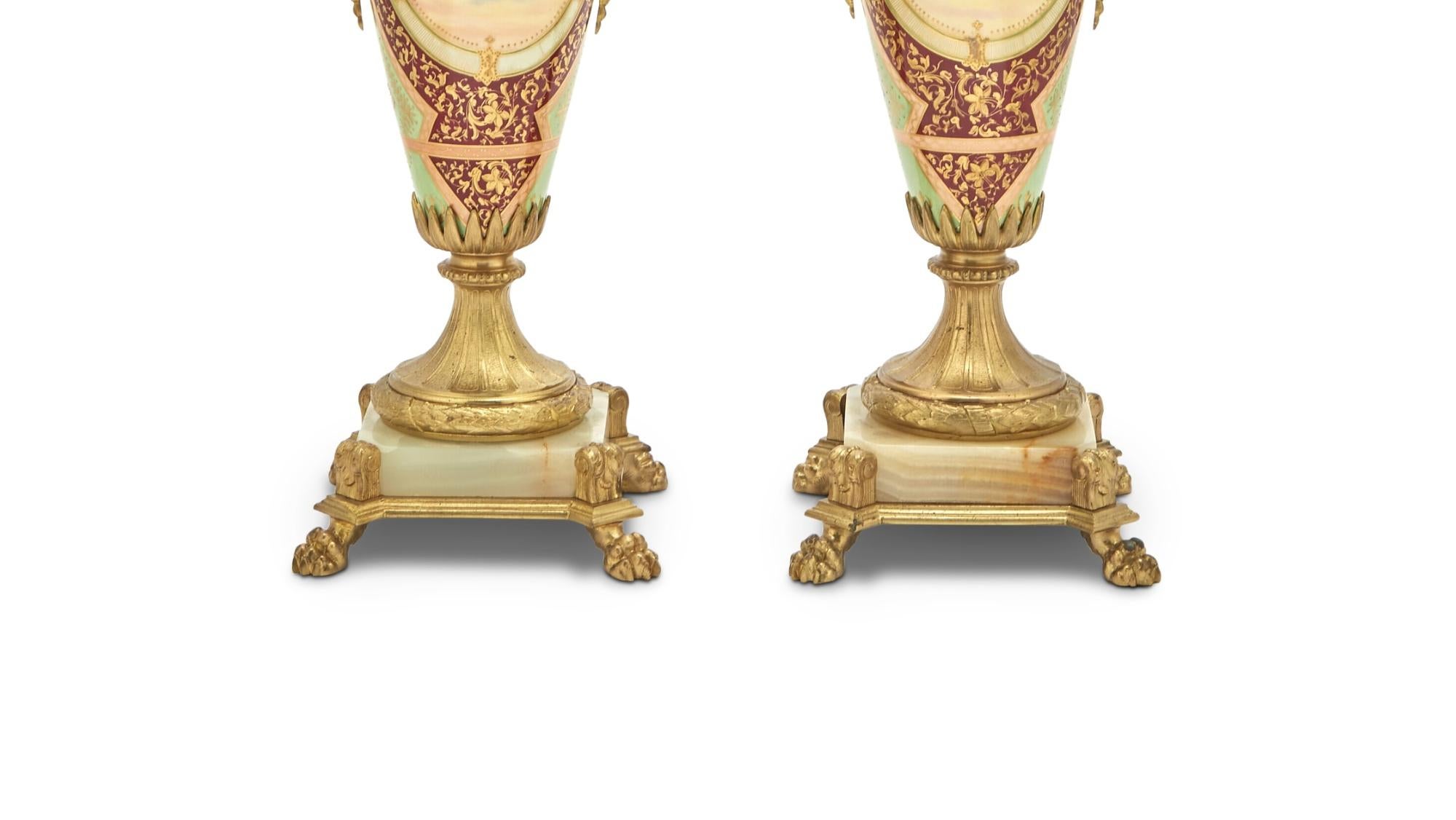  Louis XVI Stil Bronze Ormolu / Porzellan Paar Urnen / Seite behandelt (Vergoldet) im Angebot