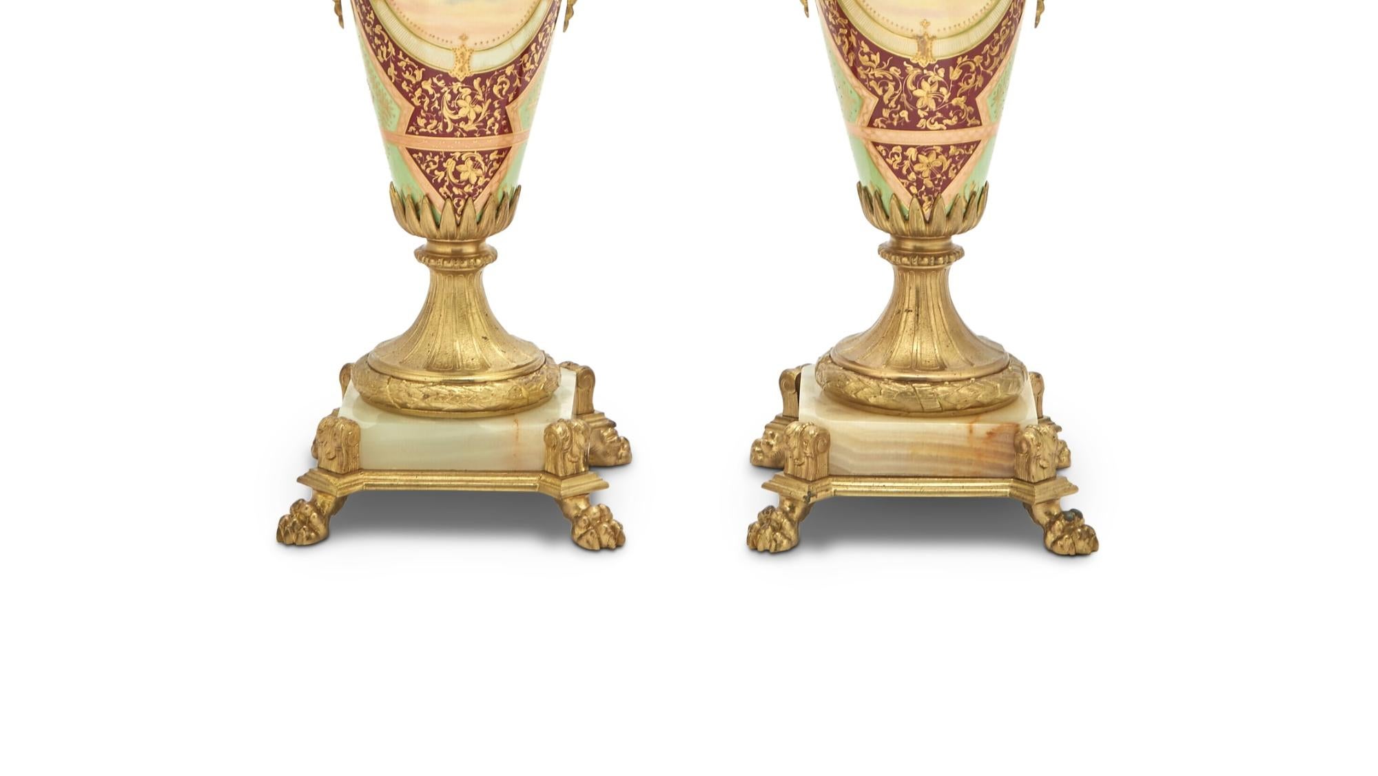 Coppia di urne in bronzo, ormeggio e porcellana in stile Luigi XVI, con manico laterale In condizioni buone in vendita a Tarry Town, NY