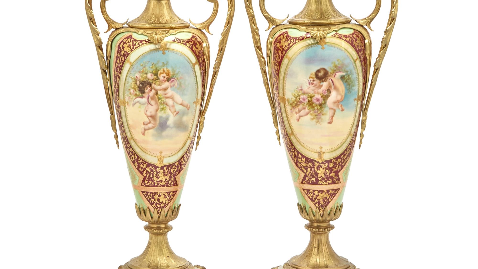 Fine XIX secolo Coppia di urne in bronzo, ormeggio e porcellana in stile Luigi XVI, con manico laterale in vendita