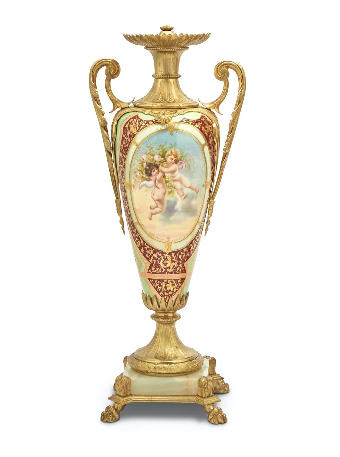  Louis XVI Stil Bronze Ormolu / Porzellan Paar Urnen / Seite behandelt (Spätes 19. Jahrhundert) im Angebot
