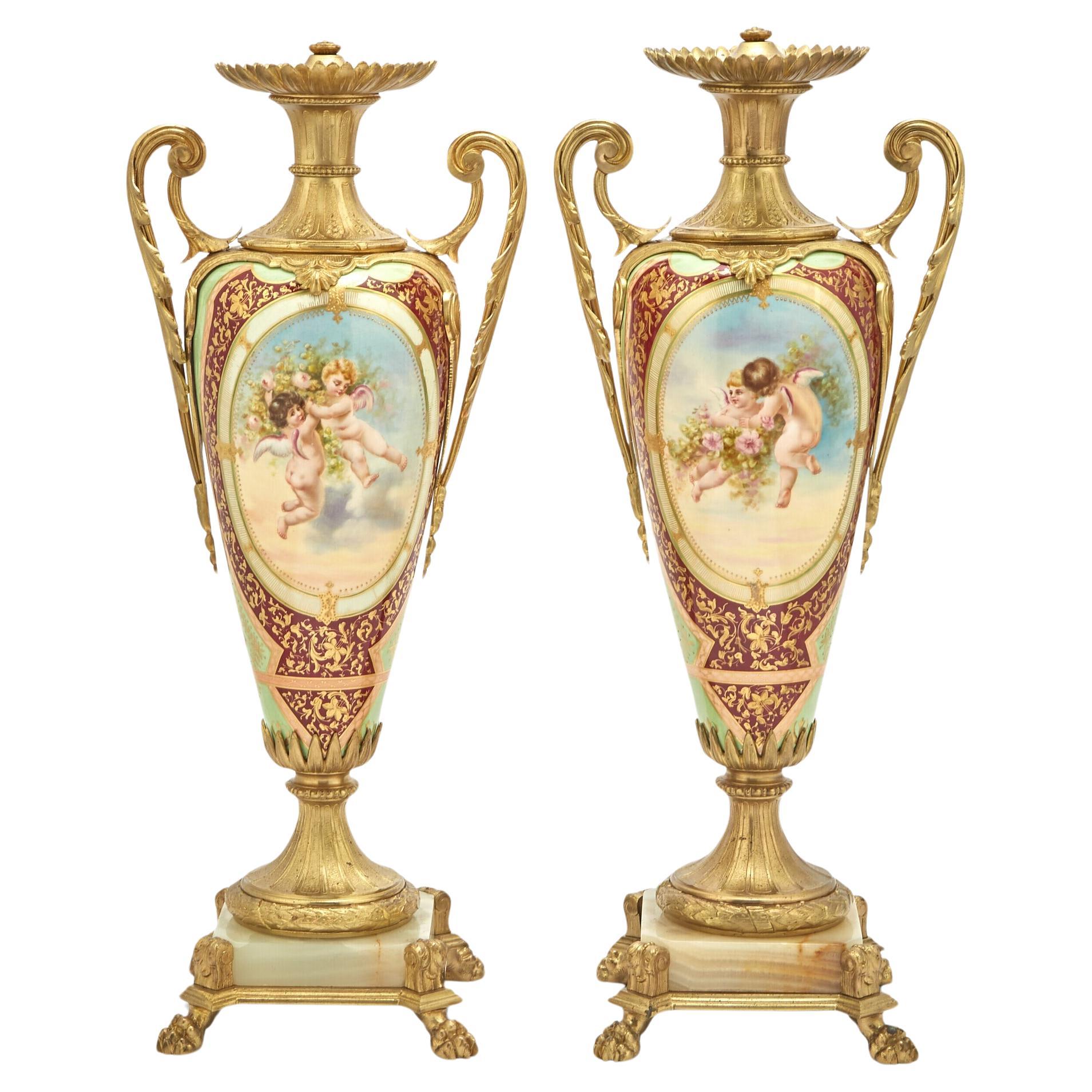  Louis XVI Stil Bronze Ormolu / Porzellan Paar Urnen / Seite behandelt im Angebot