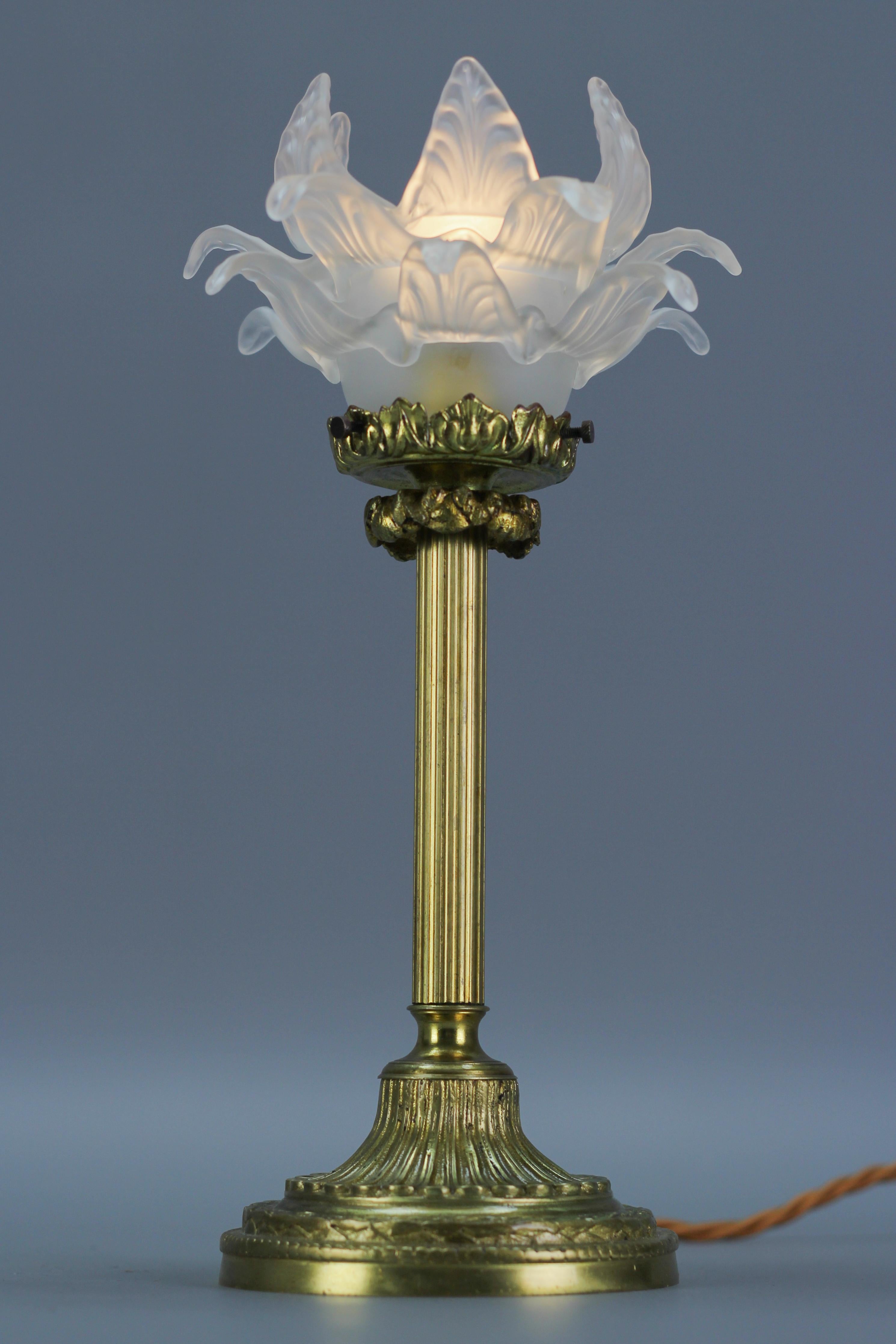 Bronze-Tischlampe im Louis-XVI.-Stil mit blumenförmigem Milchglasschirm im Angebot 3