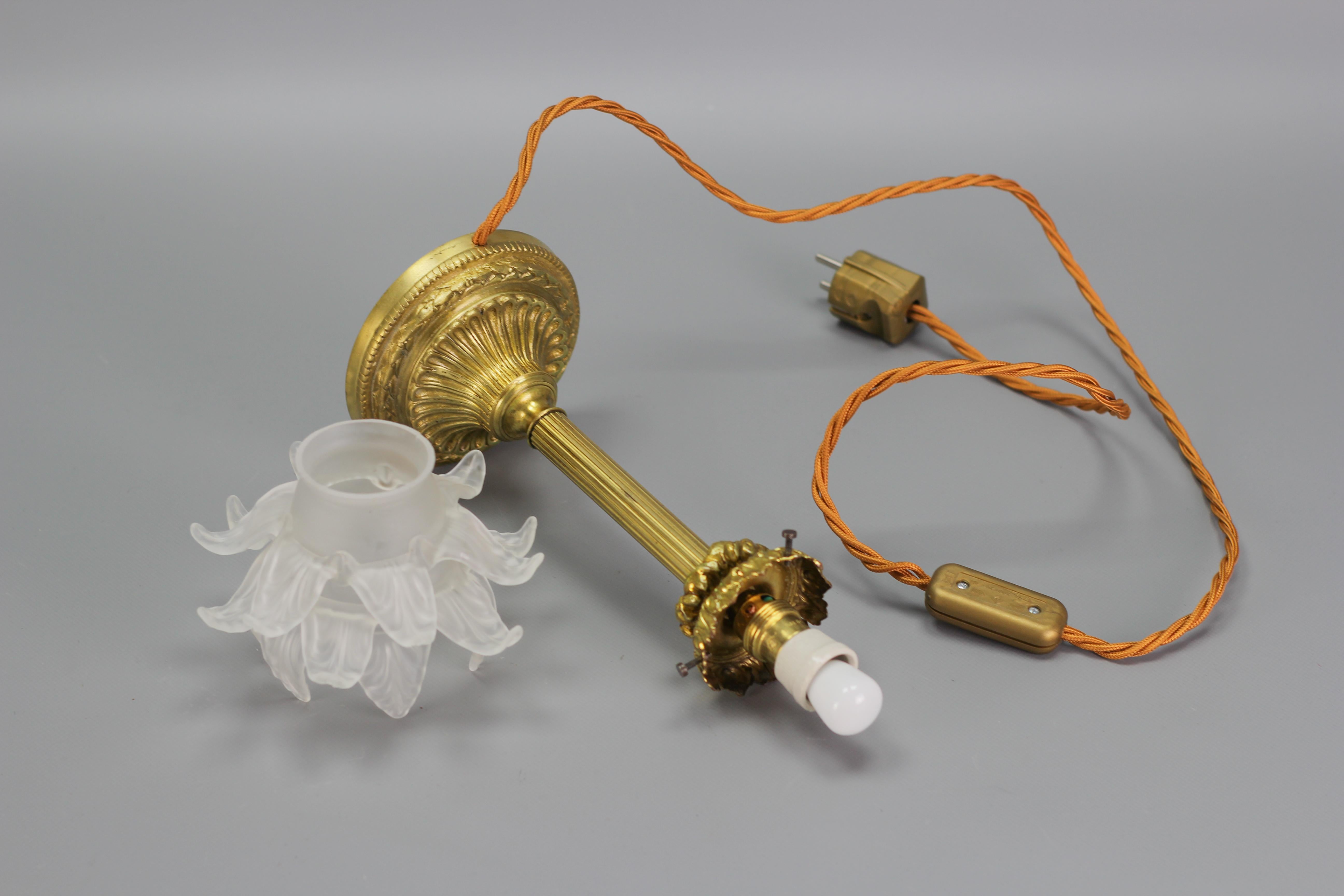 Bronze-Tischlampe im Louis-XVI.-Stil mit blumenförmigem Milchglasschirm im Angebot 7