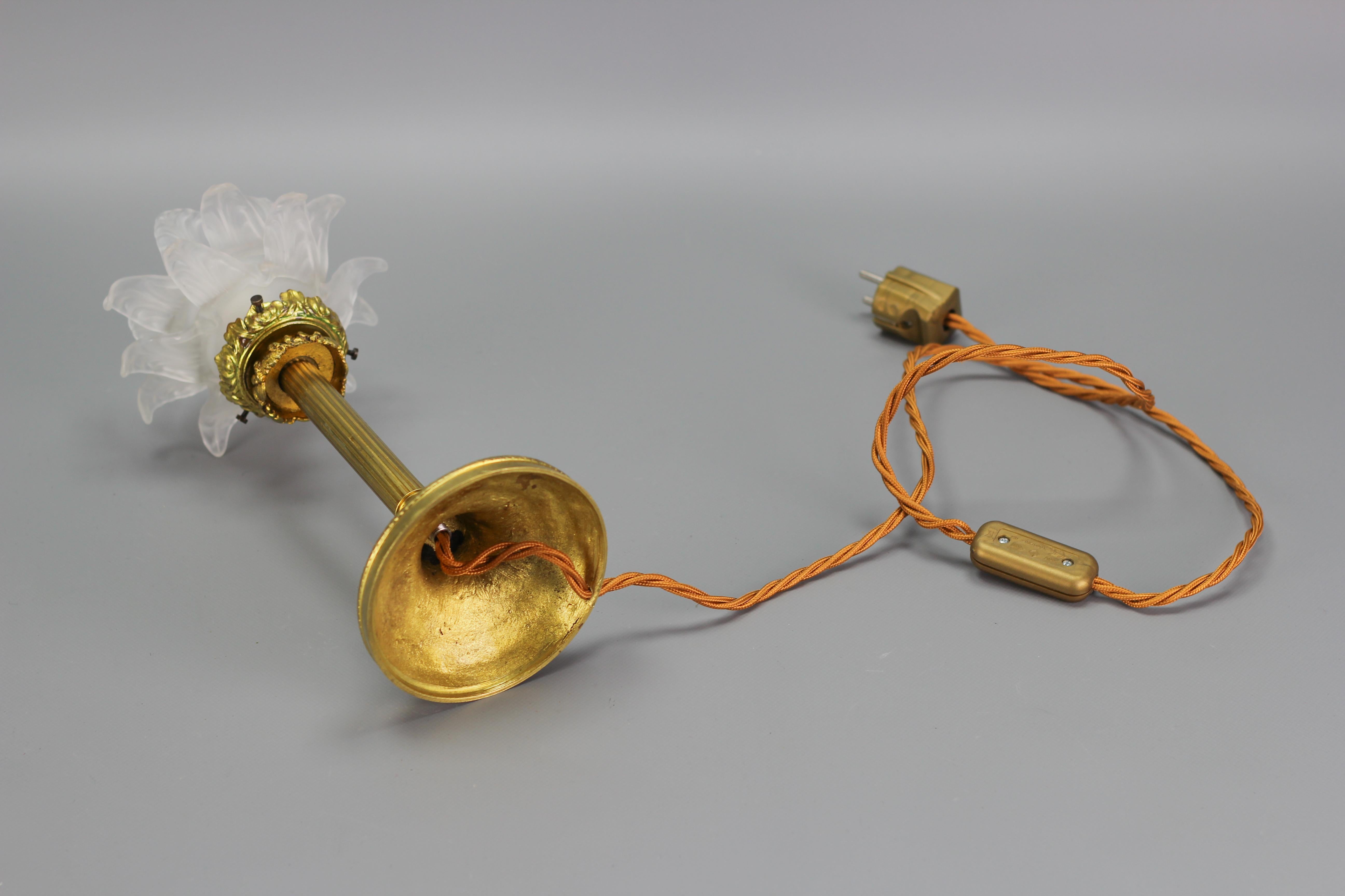 Bronze-Tischlampe im Louis-XVI.-Stil mit blumenförmigem Milchglasschirm im Angebot 10
