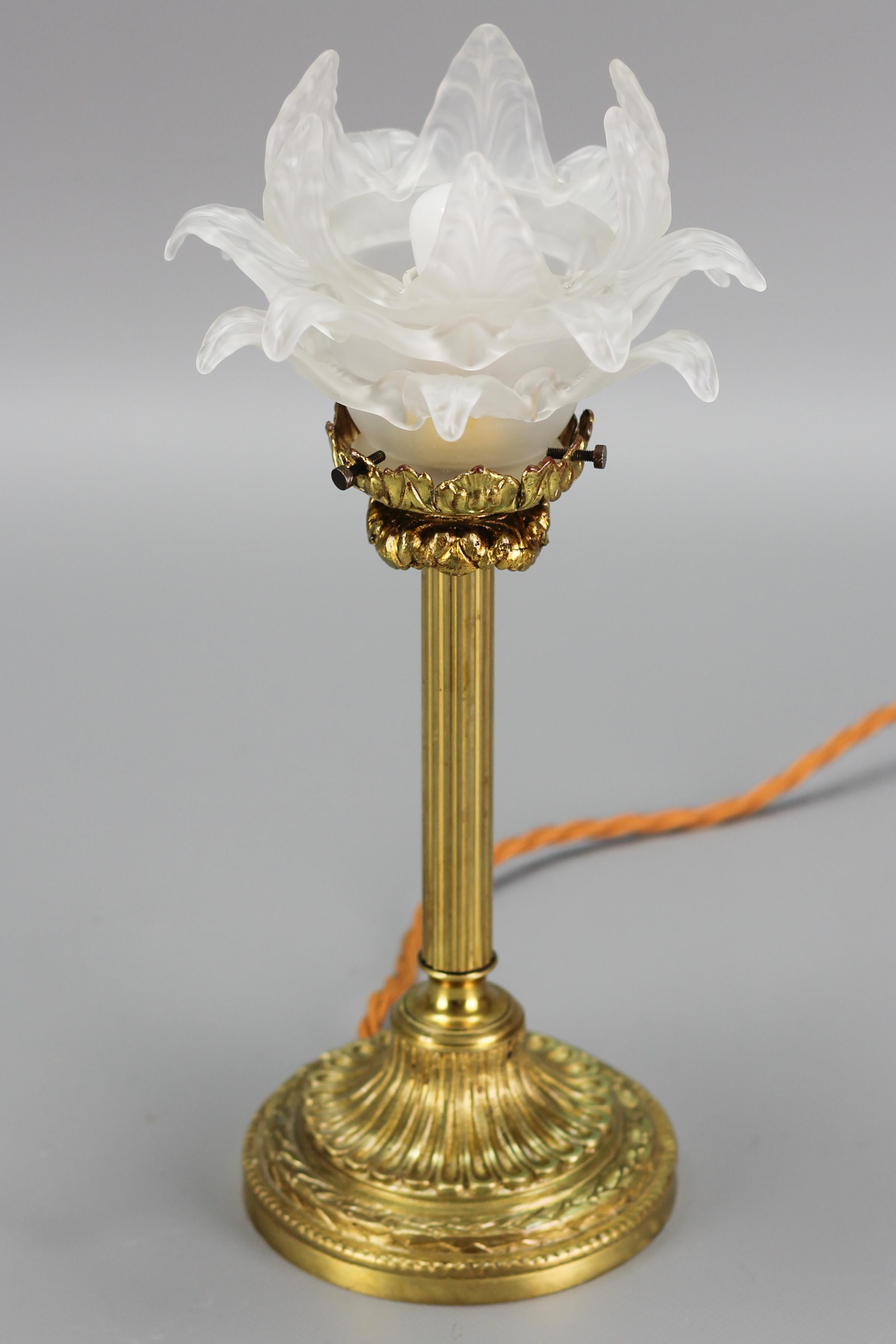 Bronze-Tischlampe im Louis-XVI.-Stil mit blumenförmigem Milchglasschirm im Angebot 11
