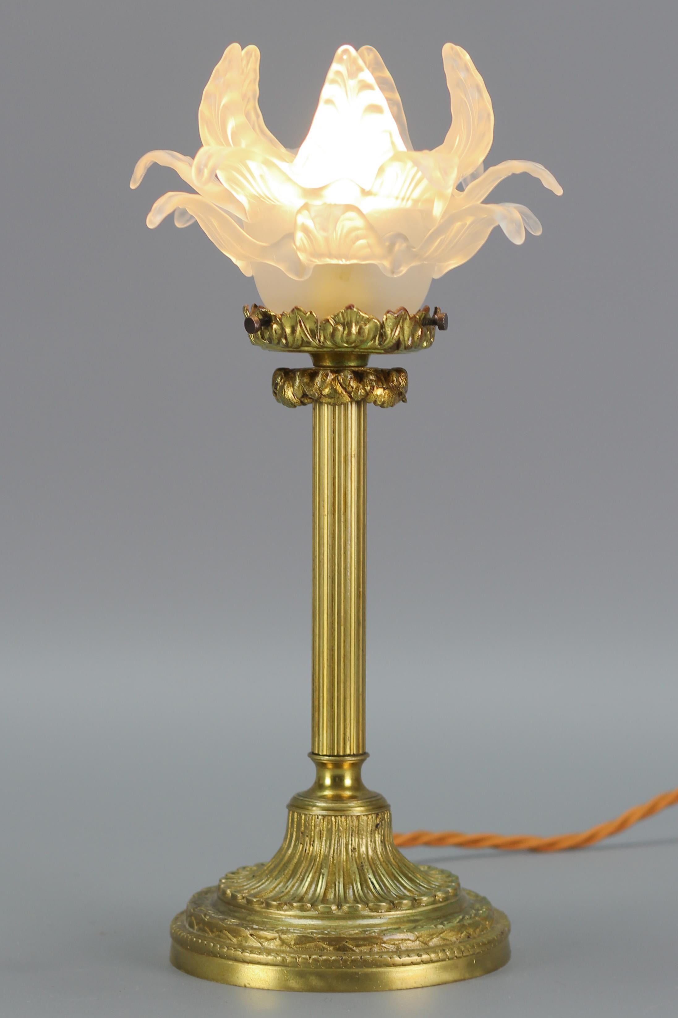 Bronze-Tischlampe im Louis-XVI.-Stil mit blumenförmigem Milchglasschirm (Louis XVI.) im Angebot