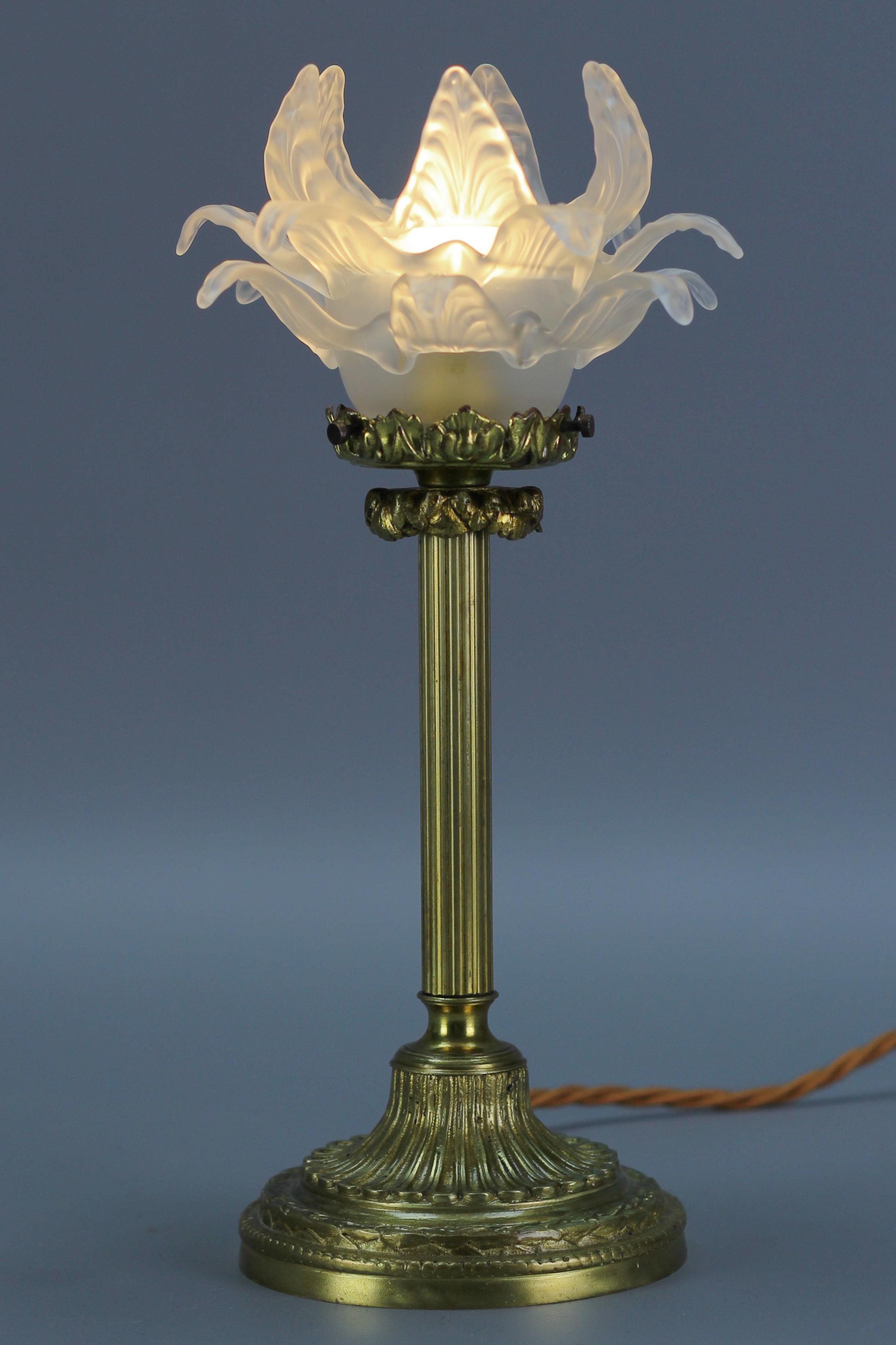 Bronze-Tischlampe im Louis-XVI.-Stil mit blumenförmigem Milchglasschirm (Französisch) im Angebot