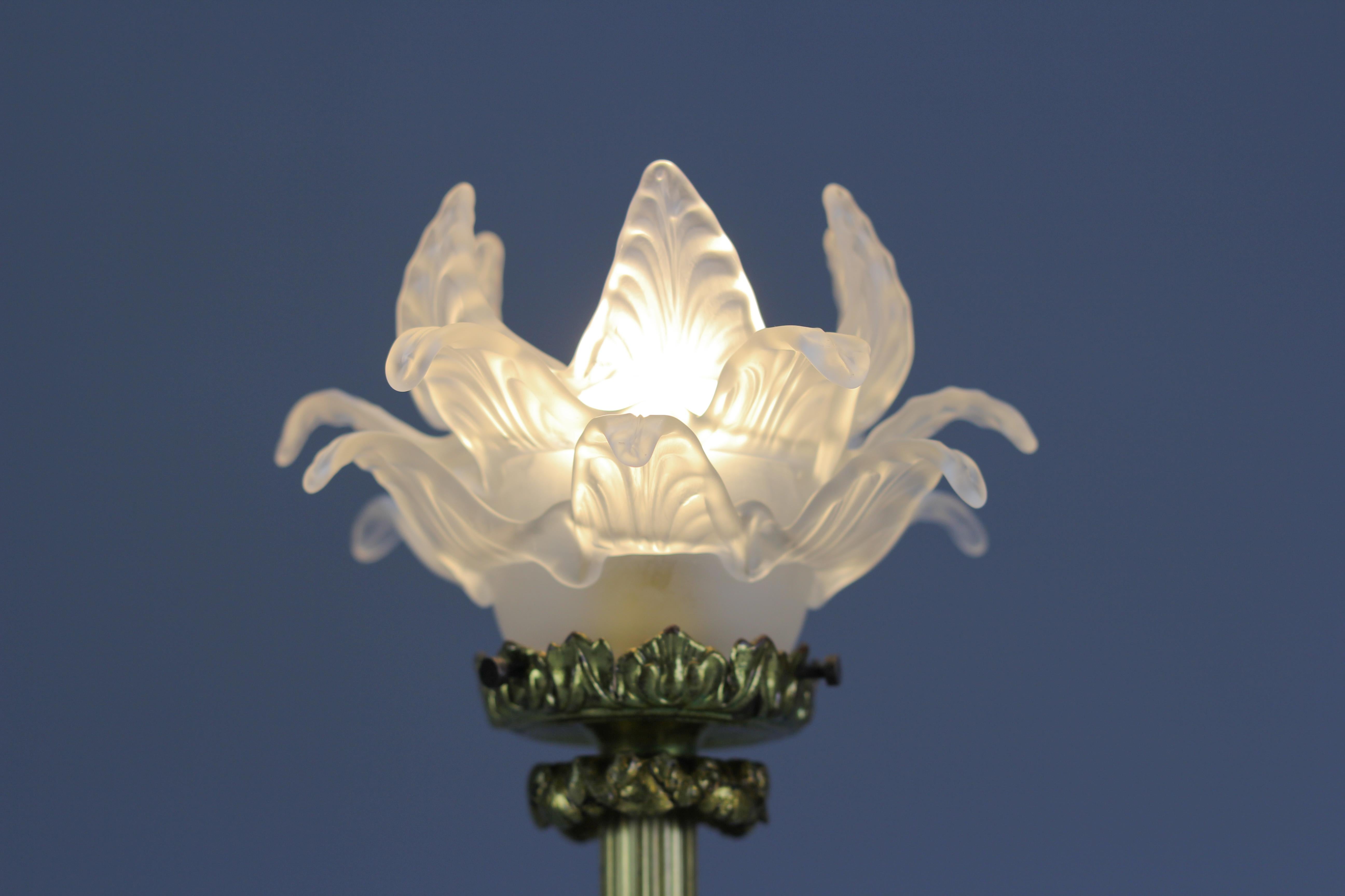 Bronze-Tischlampe im Louis-XVI.-Stil mit blumenförmigem Milchglasschirm im Zustand „Gut“ im Angebot in Barntrup, DE