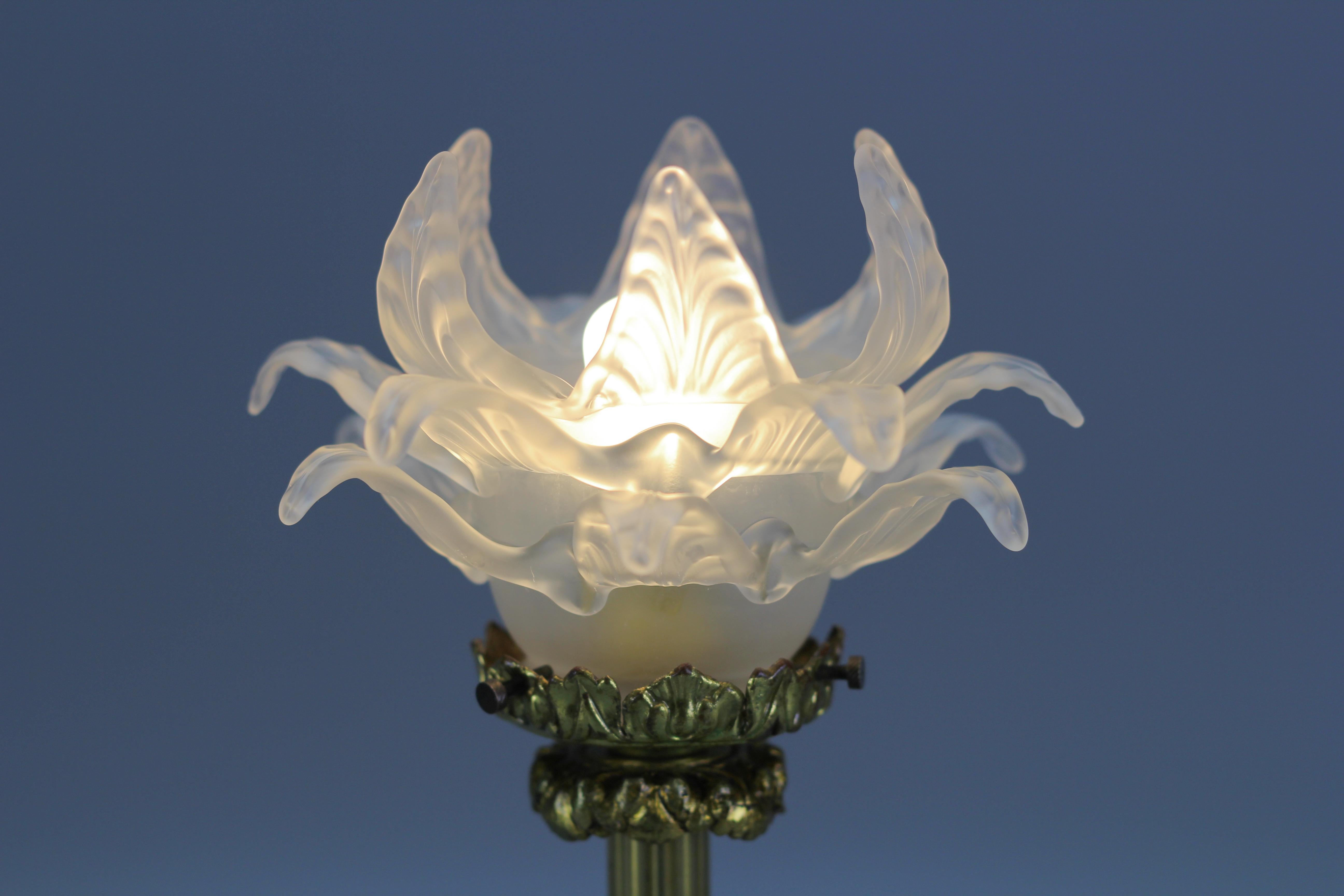 Early 20th Century Louis XVI Style Bronze Table Lamp with Flower Shaped Frosted Glass Shade For Sale
