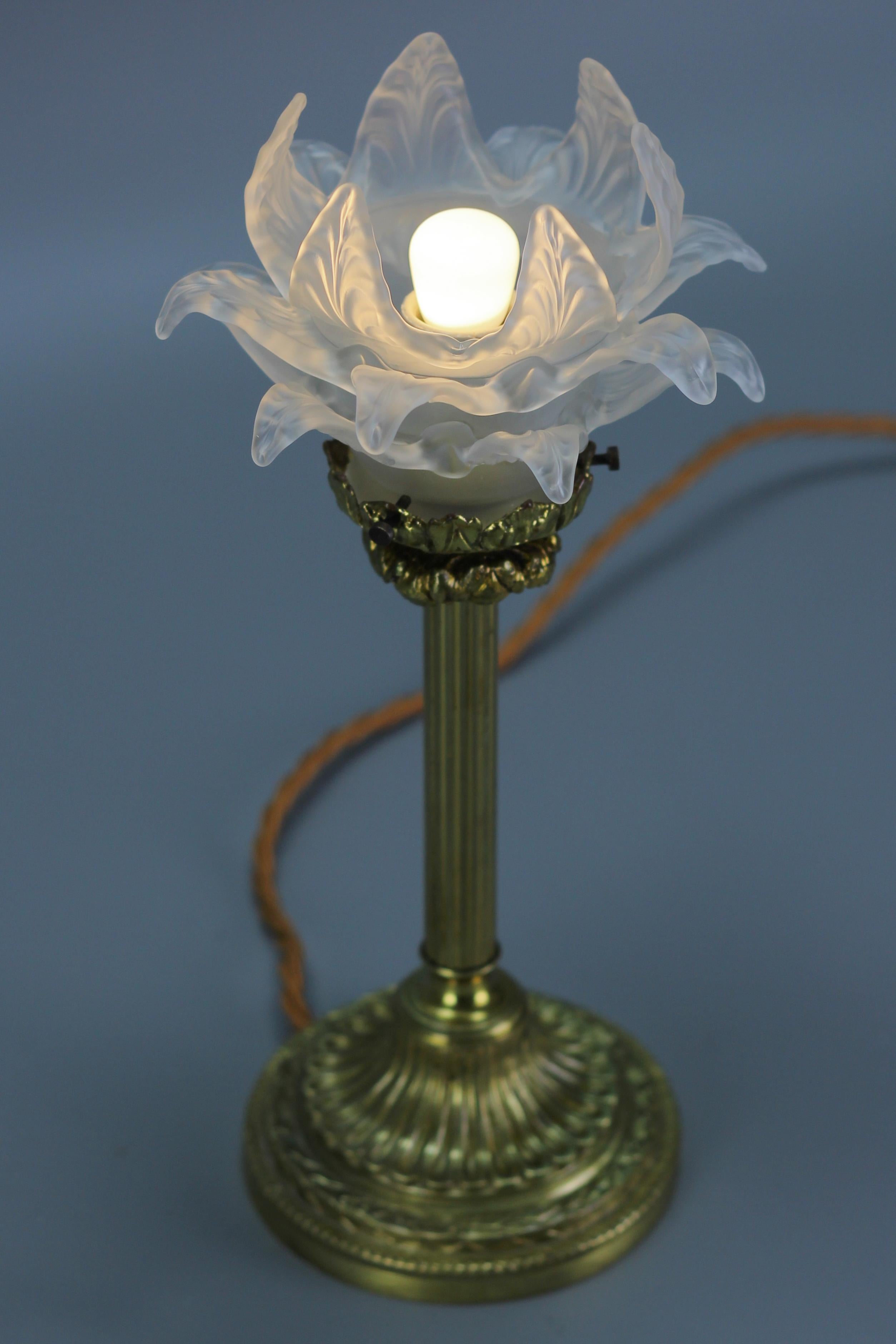 Bronze-Tischlampe im Louis-XVI.-Stil mit blumenförmigem Milchglasschirm (Messing) im Angebot