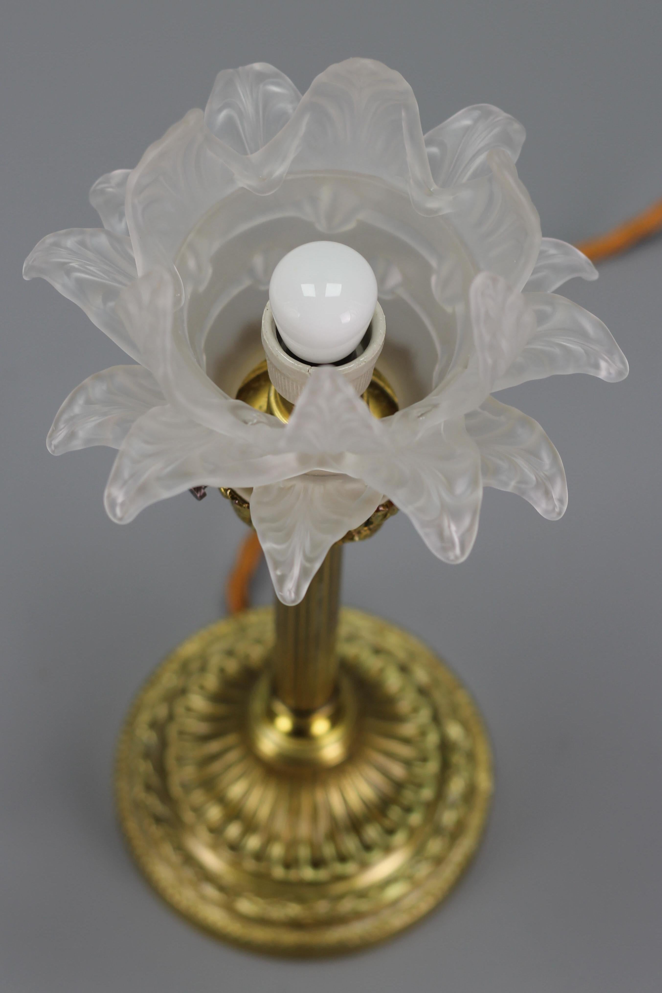 Bronze-Tischlampe im Louis-XVI.-Stil mit blumenförmigem Milchglasschirm im Angebot 1