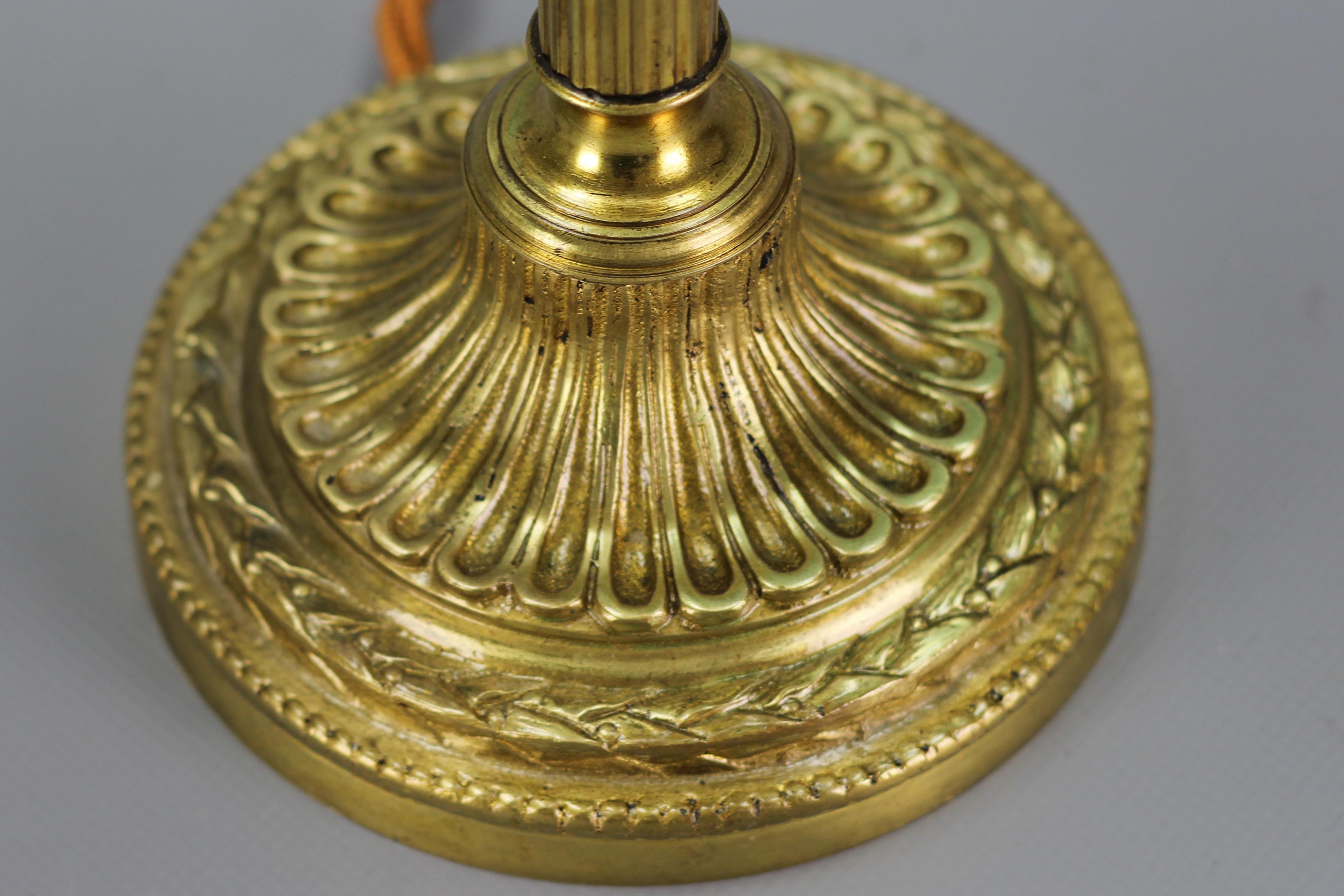 Bronze-Tischlampe im Louis-XVI.-Stil mit blumenförmigem Milchglasschirm im Angebot 2