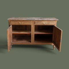 Buffet de style Louis XVI, en noyer sculpté et marbre rouge, France, années 1900