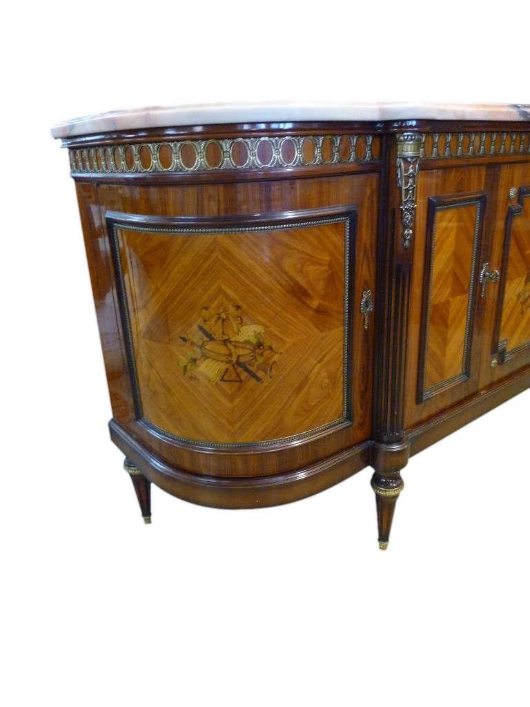 Français Buffet de style Louis XVI Marqueterie de bois de rose Ormolu de bronze Sideboard by JP Ehalt