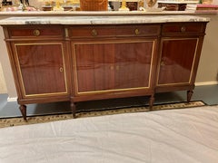 Buffet / aparador estilo Luis XVI de caoba con tapa de mármol blanco