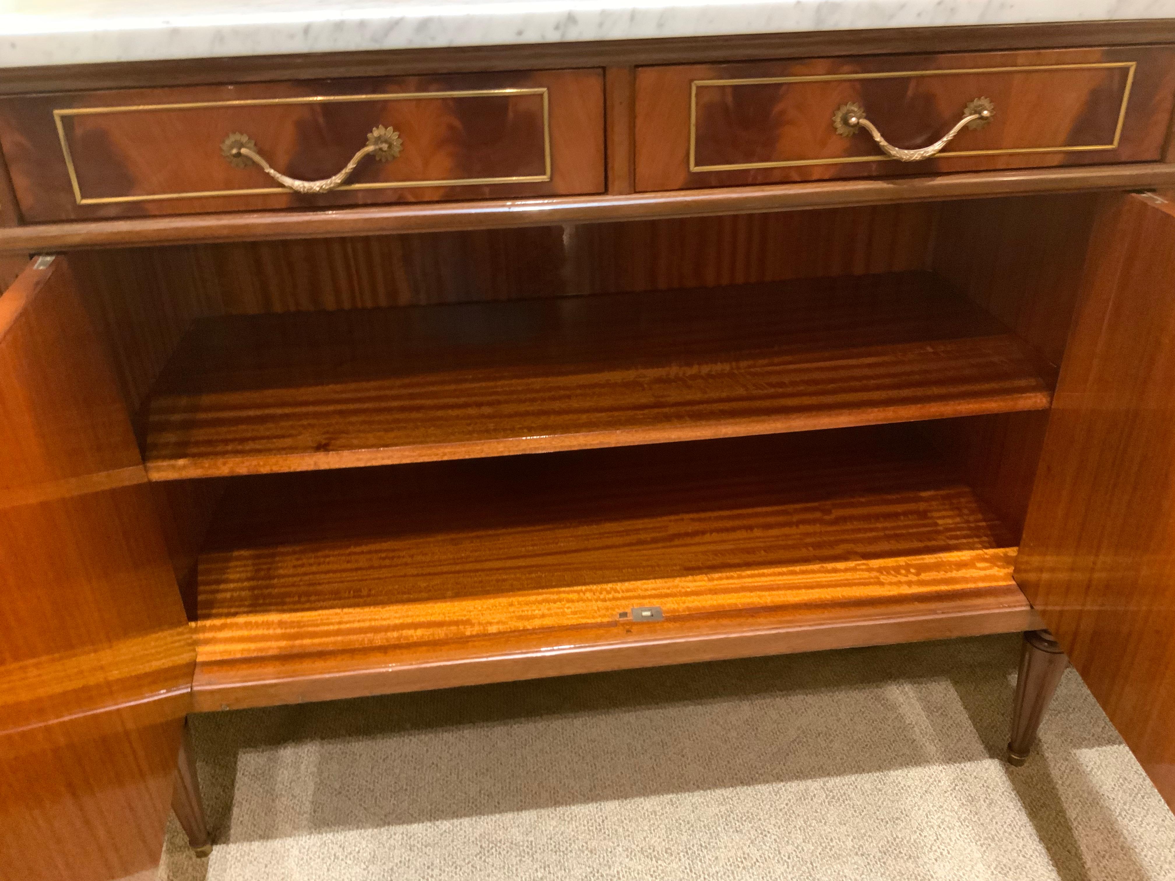 Francese Buffet e credenza in stile Luigi XVI con piano in marmo bianco in vendita