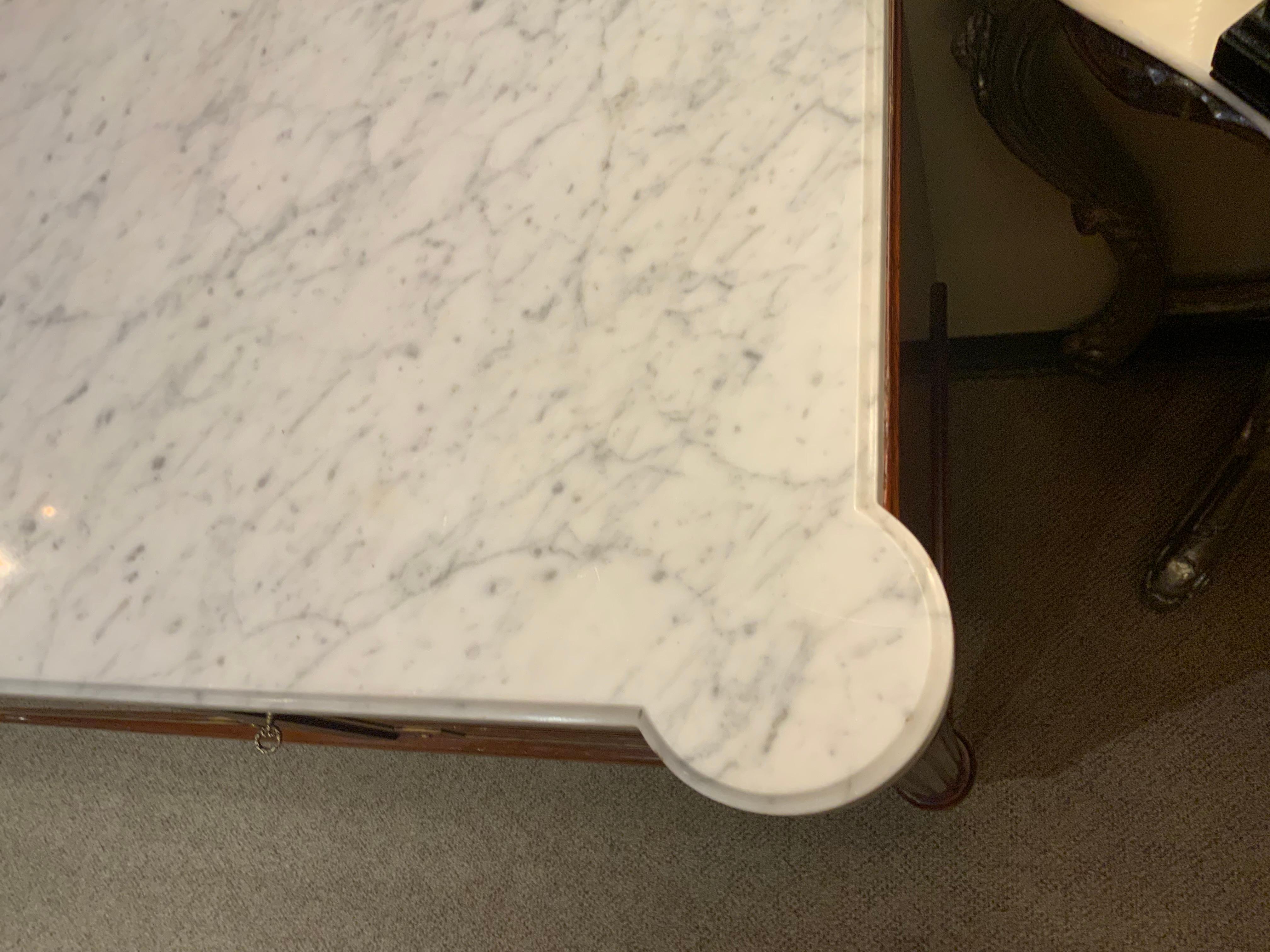Buffet e credenza in stile Luigi XVI con piano in marmo bianco In condizioni ottime in vendita a Houston, TX