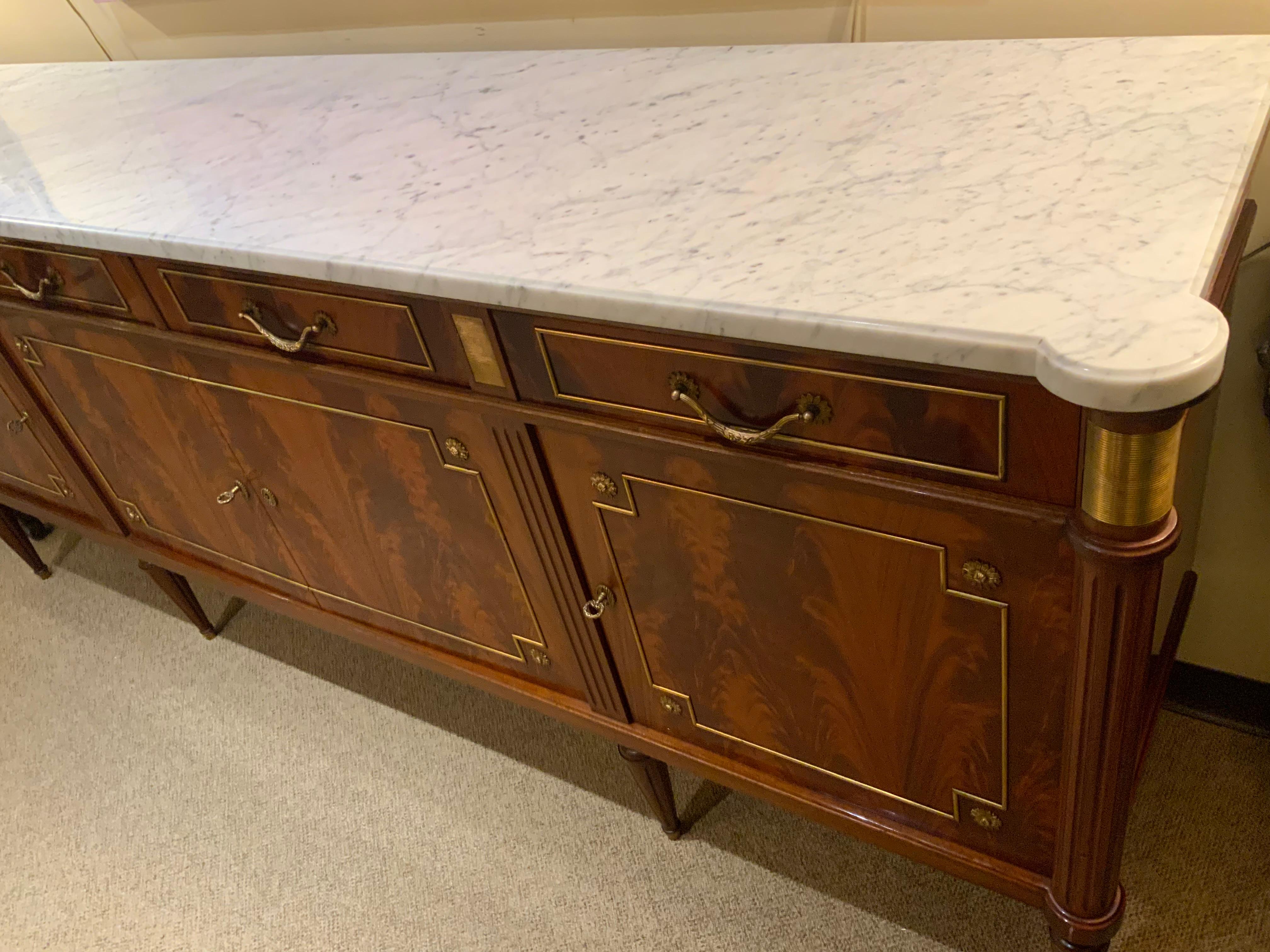 XX secolo Buffet e credenza in stile Luigi XVI con piano in marmo bianco in vendita