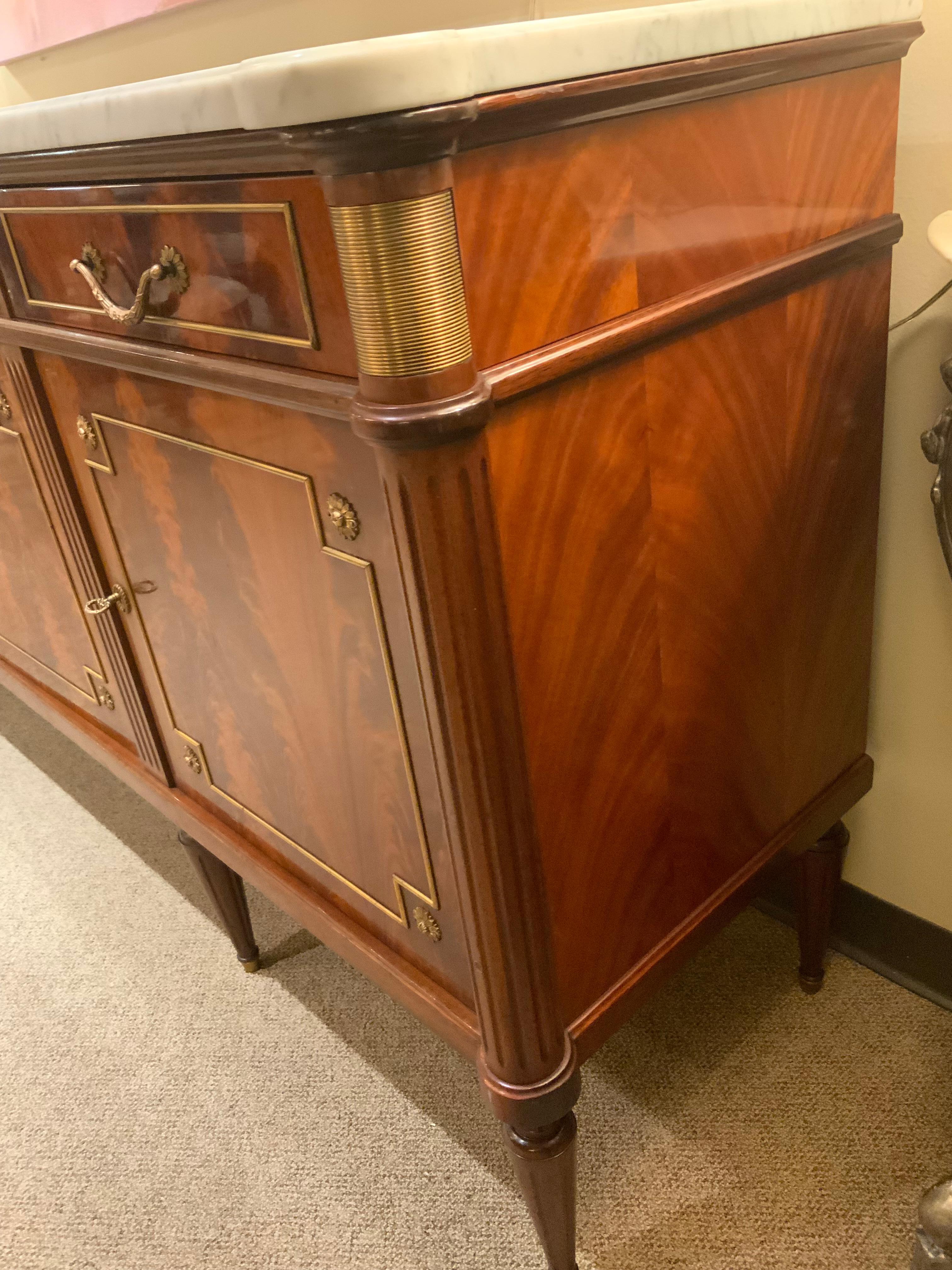 Marmo Buffet e credenza in stile Luigi XVI con piano in marmo bianco in vendita
