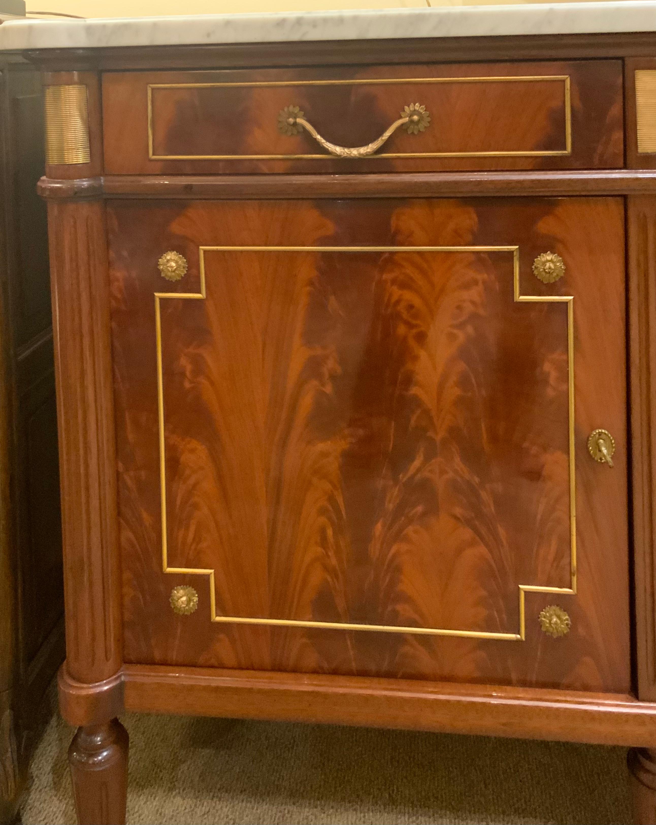 Buffet e credenza in stile Luigi XVI con piano in marmo bianco in vendita 1