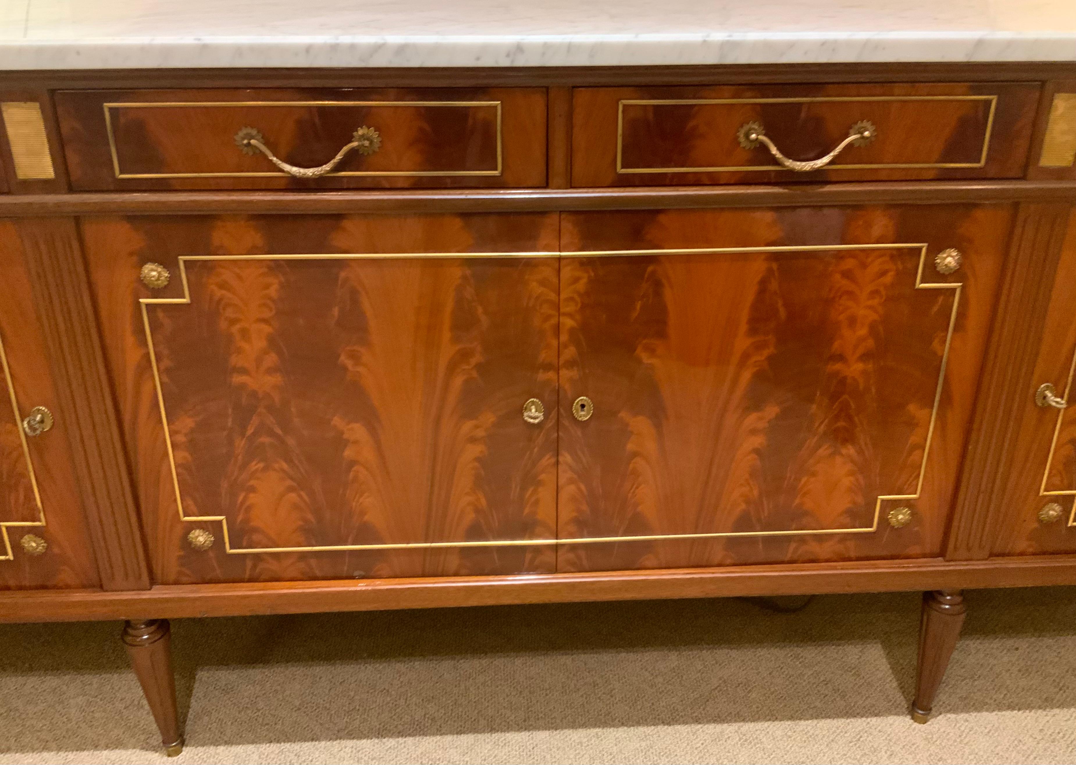 Buffet e credenza in stile Luigi XVI con piano in marmo bianco in vendita 2