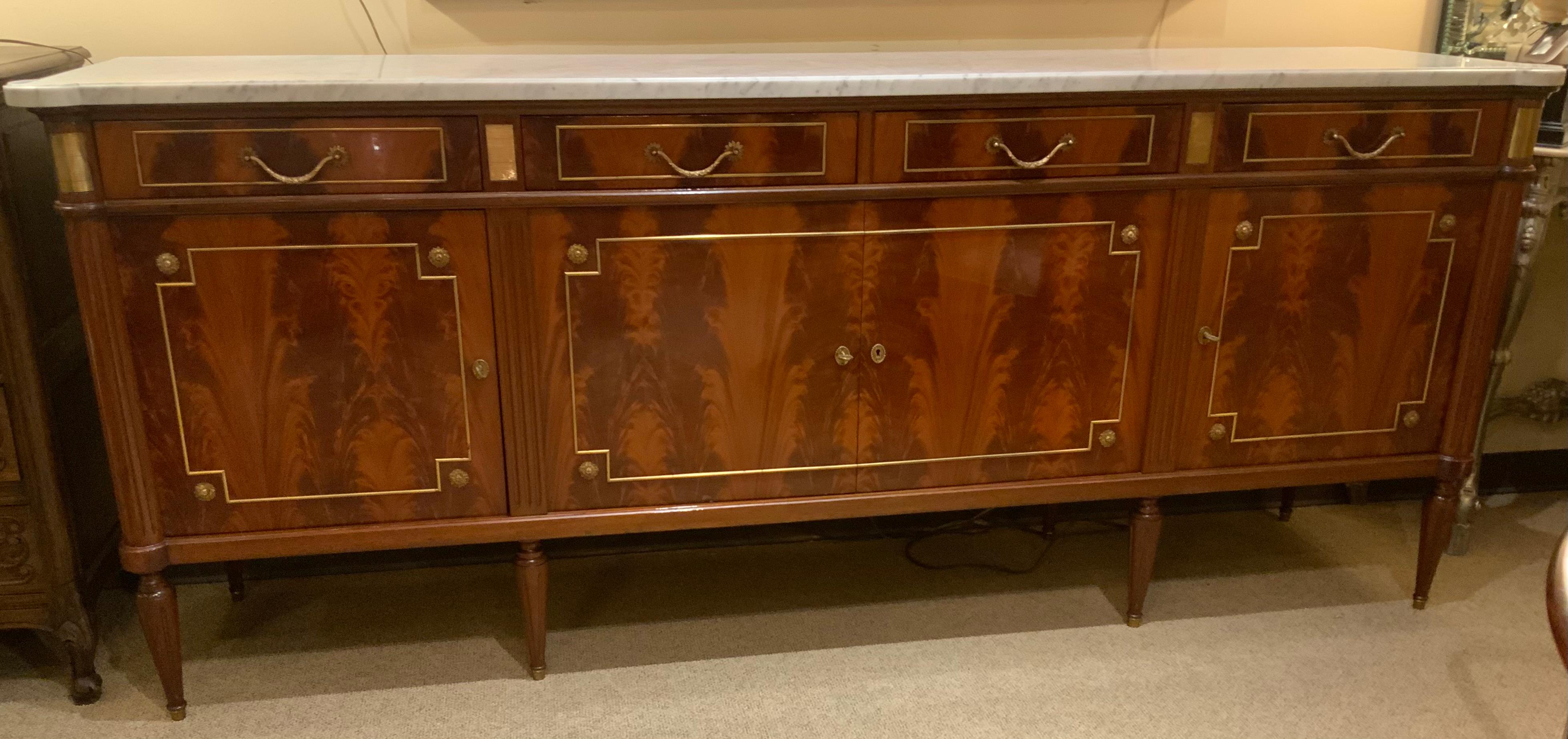 Buffet e credenza in stile Luigi XVI con piano in marmo bianco in vendita 3