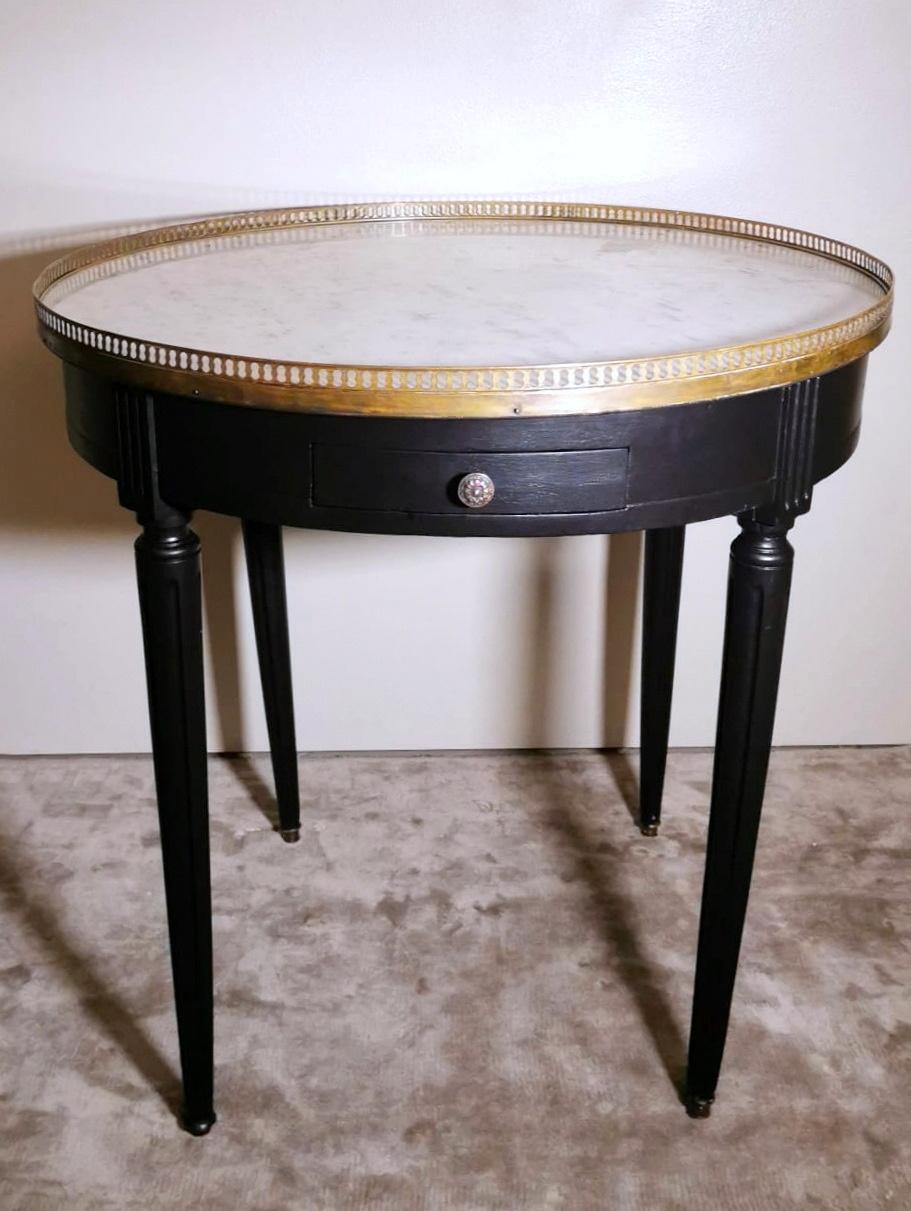 We kindly suggest you read the whole description, because with it we try to give you detailed technical and historical information to guarantee the authenticity of our objects.
Peculiar and original ebonized wood table with white marble top; legs