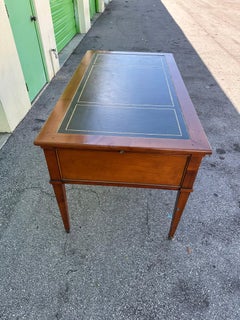 Bureau plat de style Louis XVI par Medea