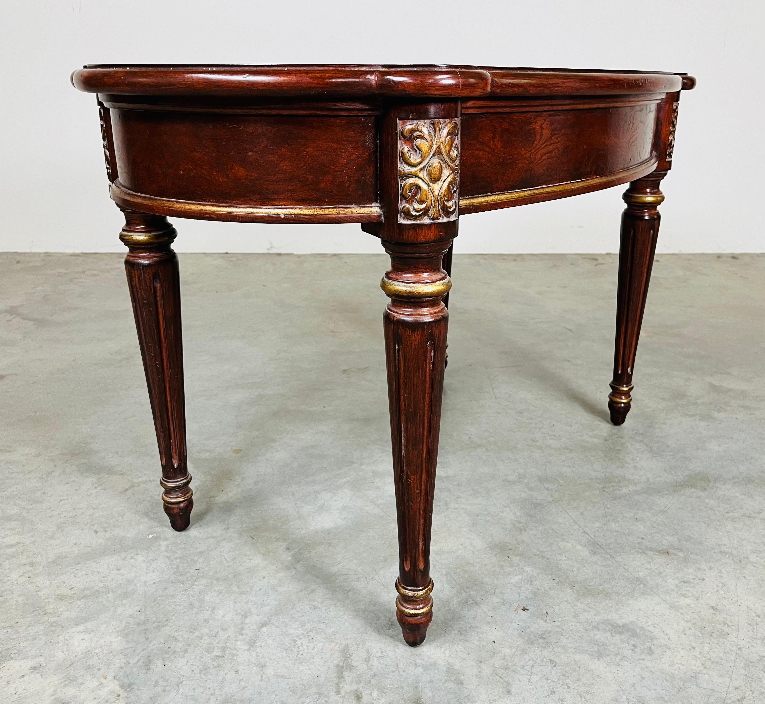 Sculpté à la main Table d'appoint de style Louis XVI en bois de ronce et acajou Espagne 21e siècle en vente