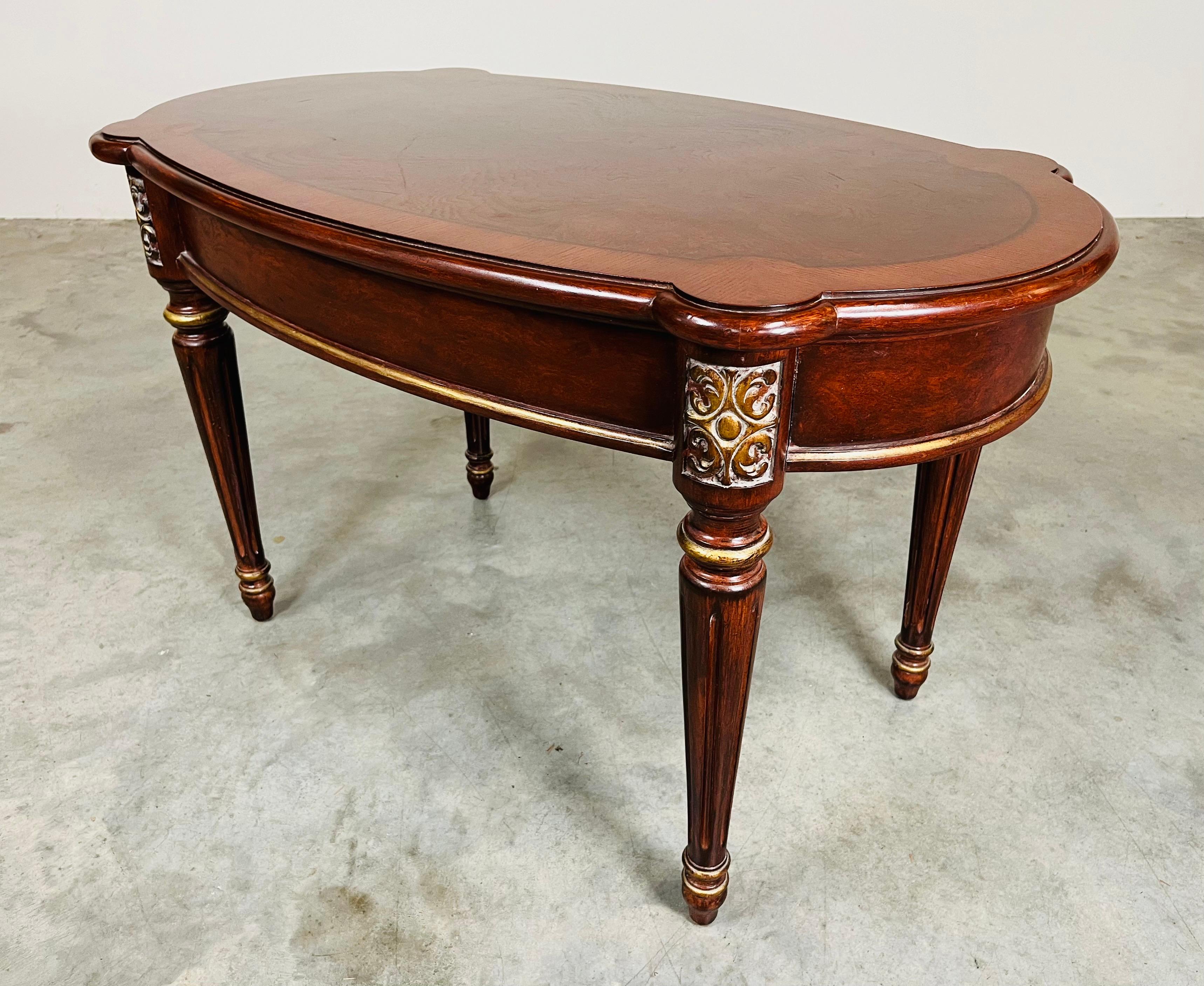 Table d'appoint de style Louis XVI en bois de ronce et acajou Espagne 21e siècle Excellent état - En vente à Southampton, NJ