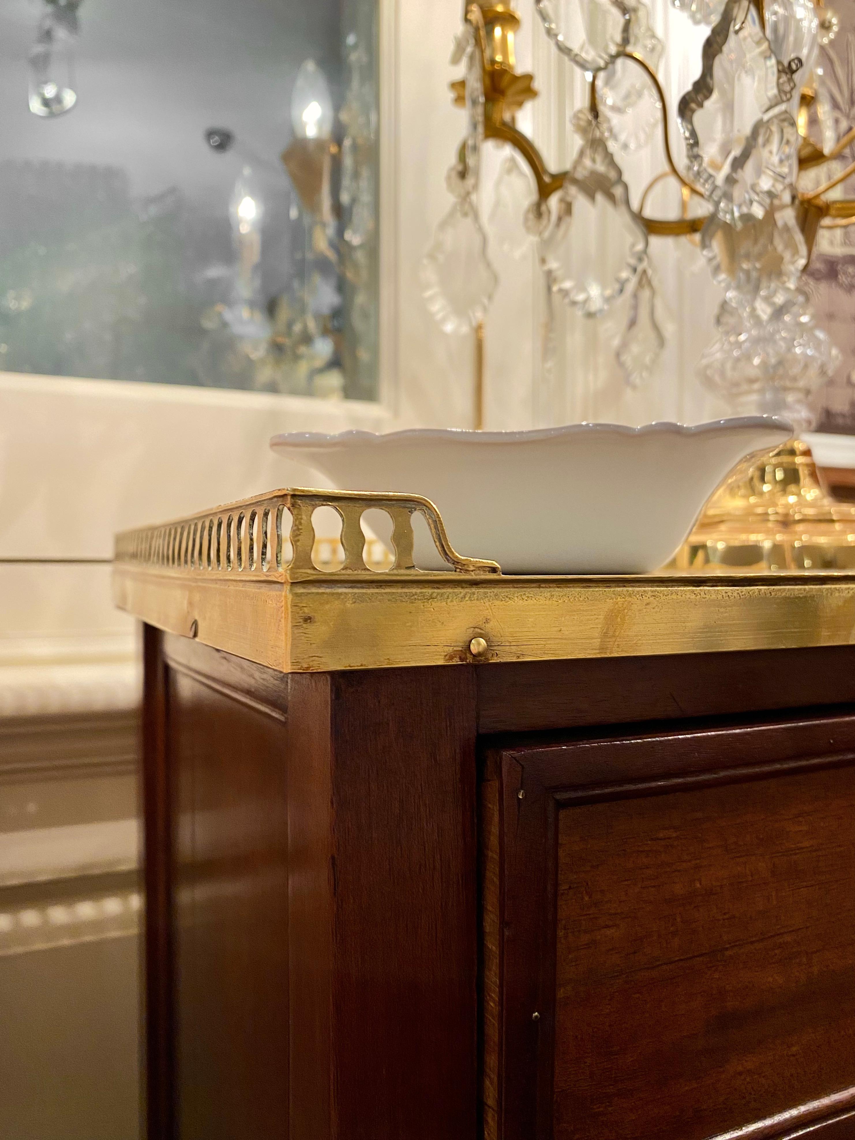 Schrank oder Nachttisch im Louis-XVI-Stil mit Marmorplatte, Galerie aus Bronze im Angebot 8