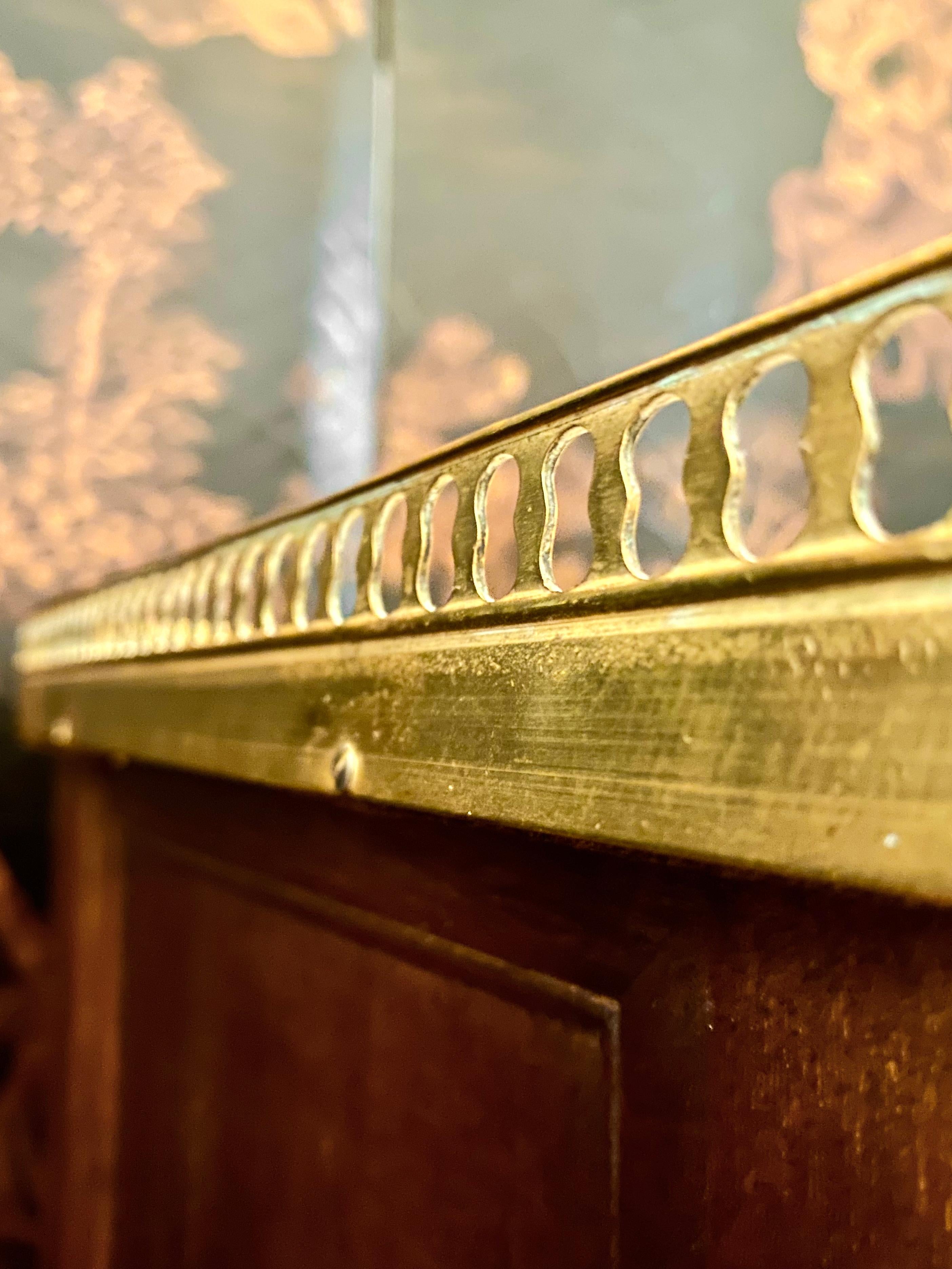 Schrank oder Nachttisch im Louis-XVI-Stil mit Marmorplatte, Galerie aus Bronze im Angebot 13