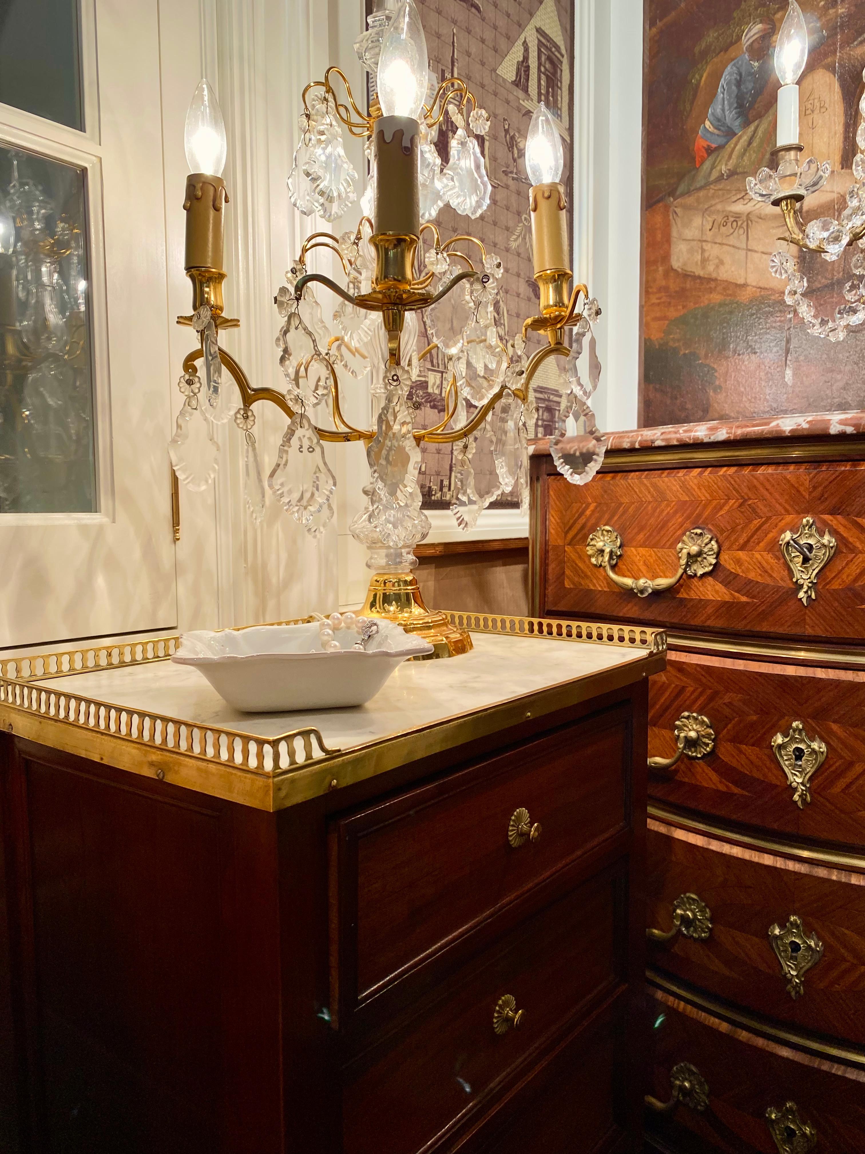 Schrank oder Nachttisch im Louis-XVI-Stil mit Marmorplatte, Galerie aus Bronze (20. Jahrhundert) im Angebot