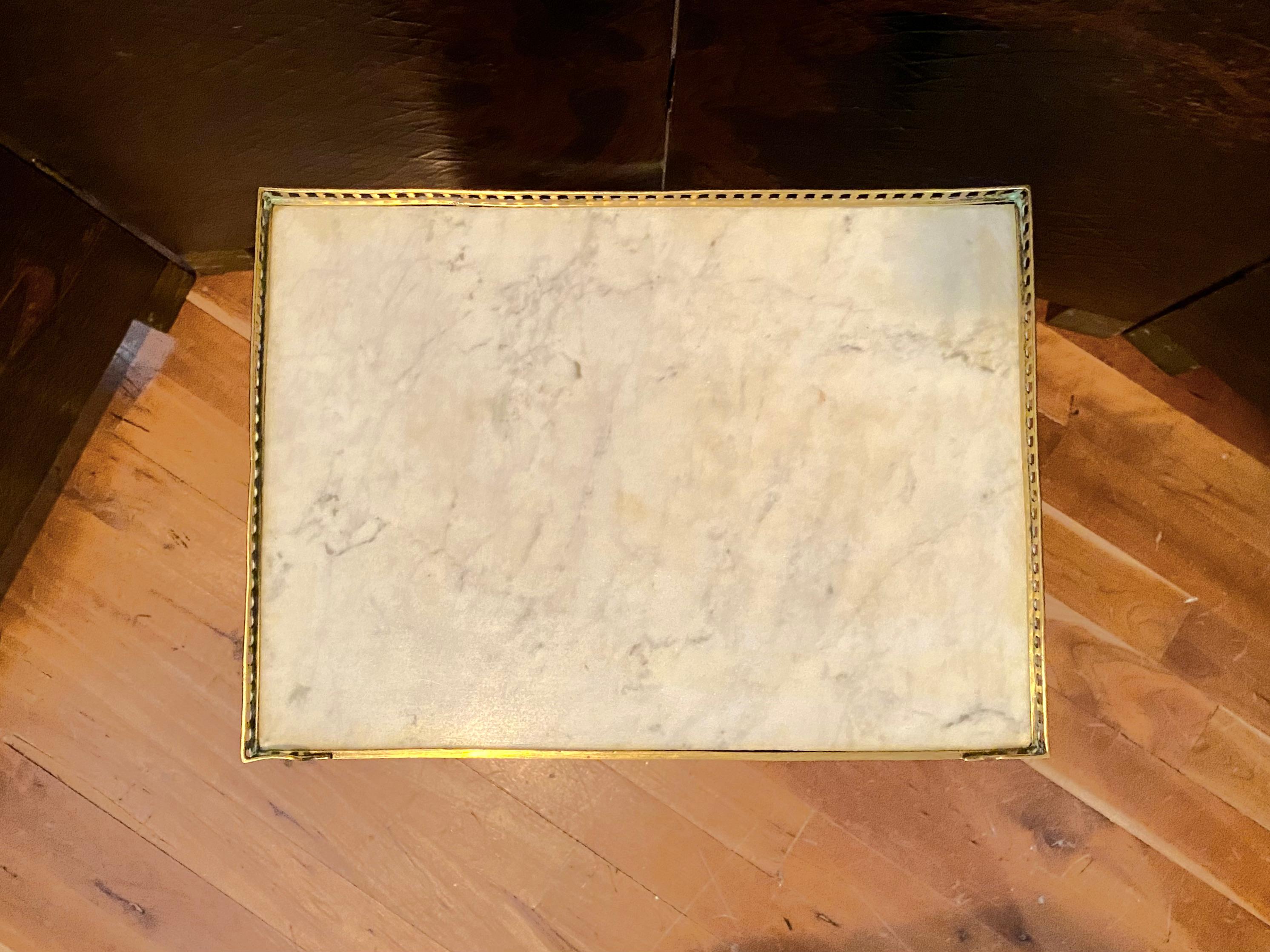 Schrank oder Nachttisch im Louis-XVI-Stil mit Marmorplatte, Galerie aus Bronze im Angebot 1