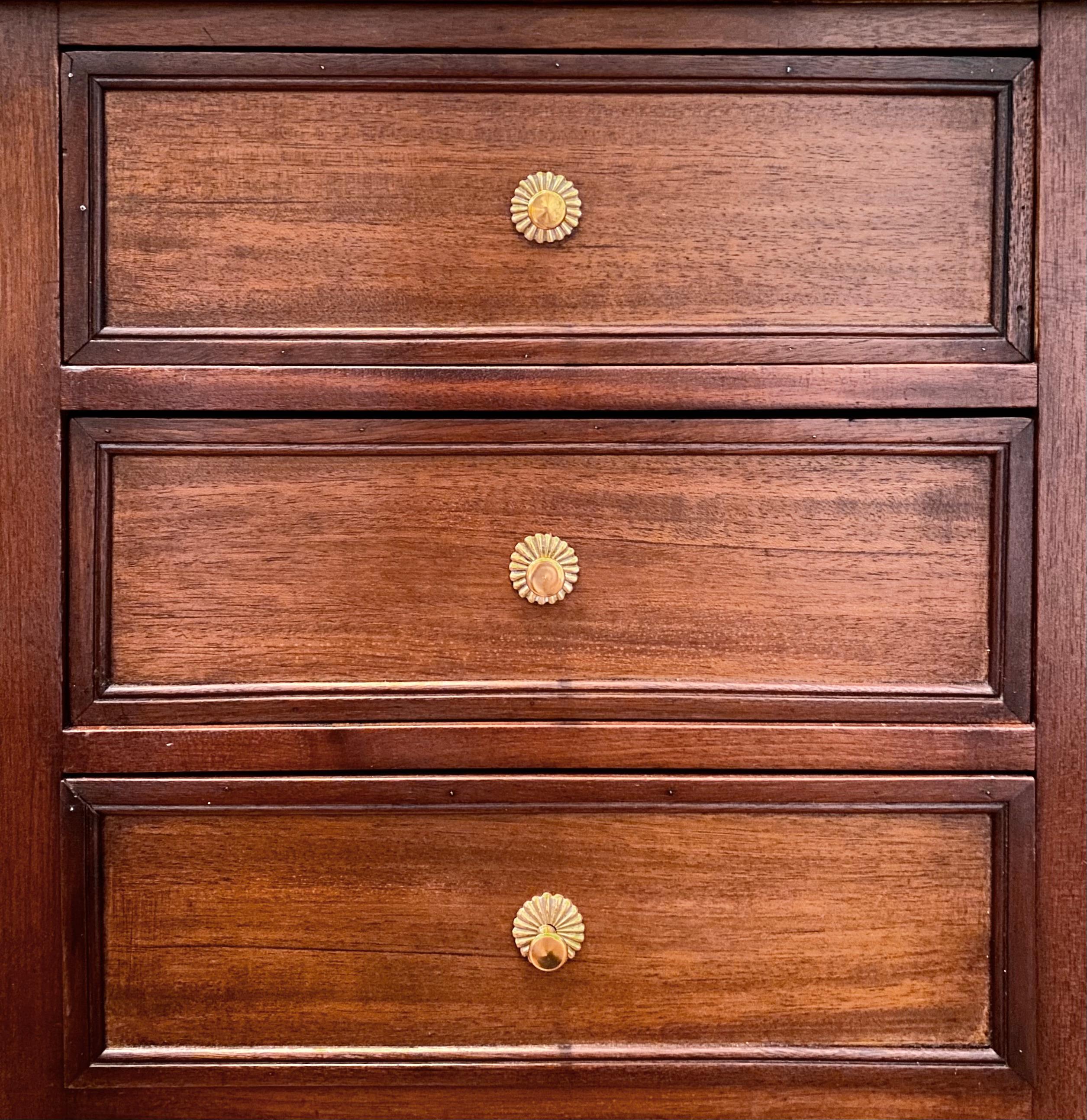 Cabinet o comodino in stile Luigi XVI con piano in marmo, Galleria di bronzo in vendita 2