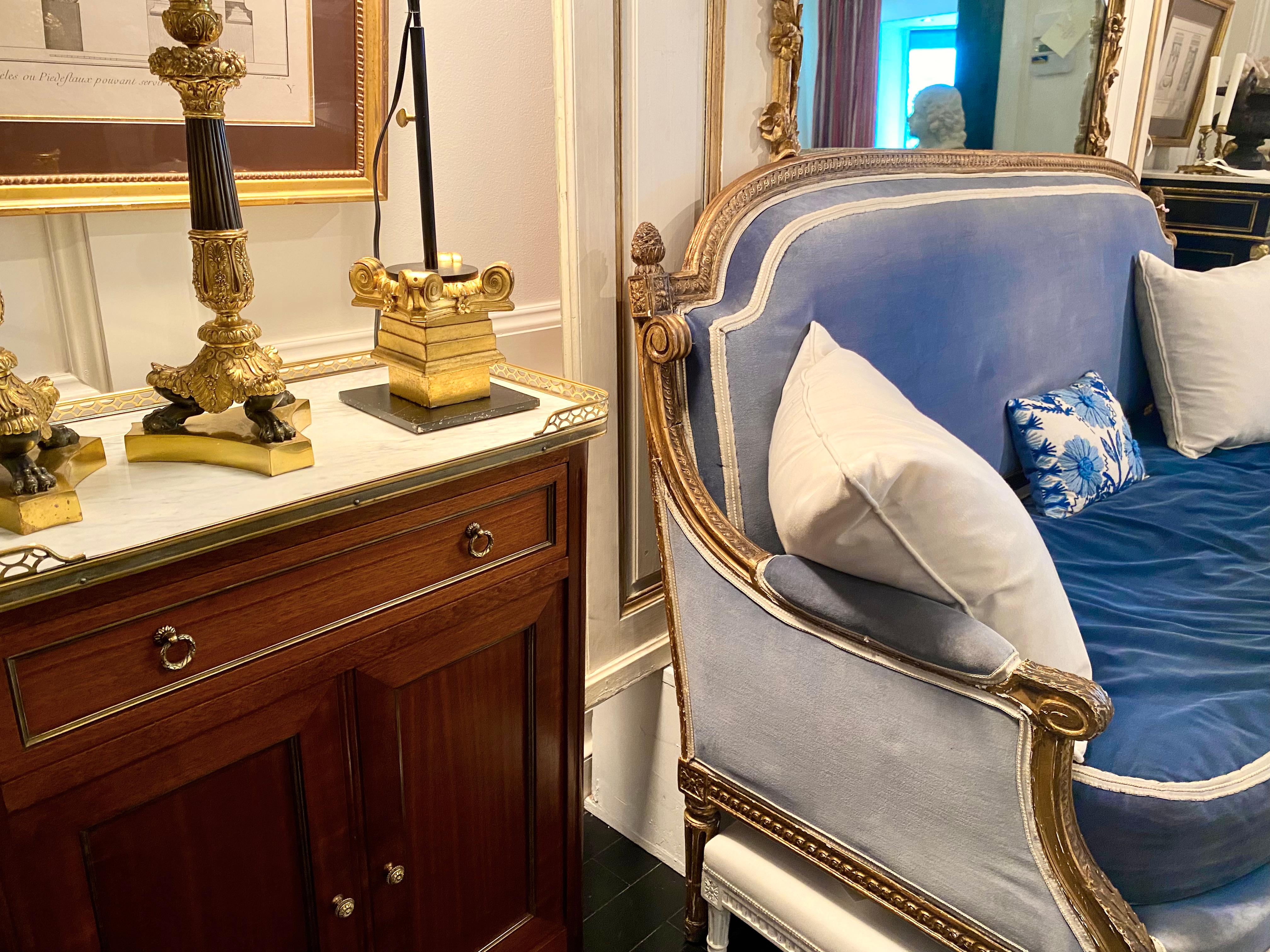 Meuble de rangement ou petite armoire de style Louis XVI avec dessus en marbre, galerie en bronze en vente 10
