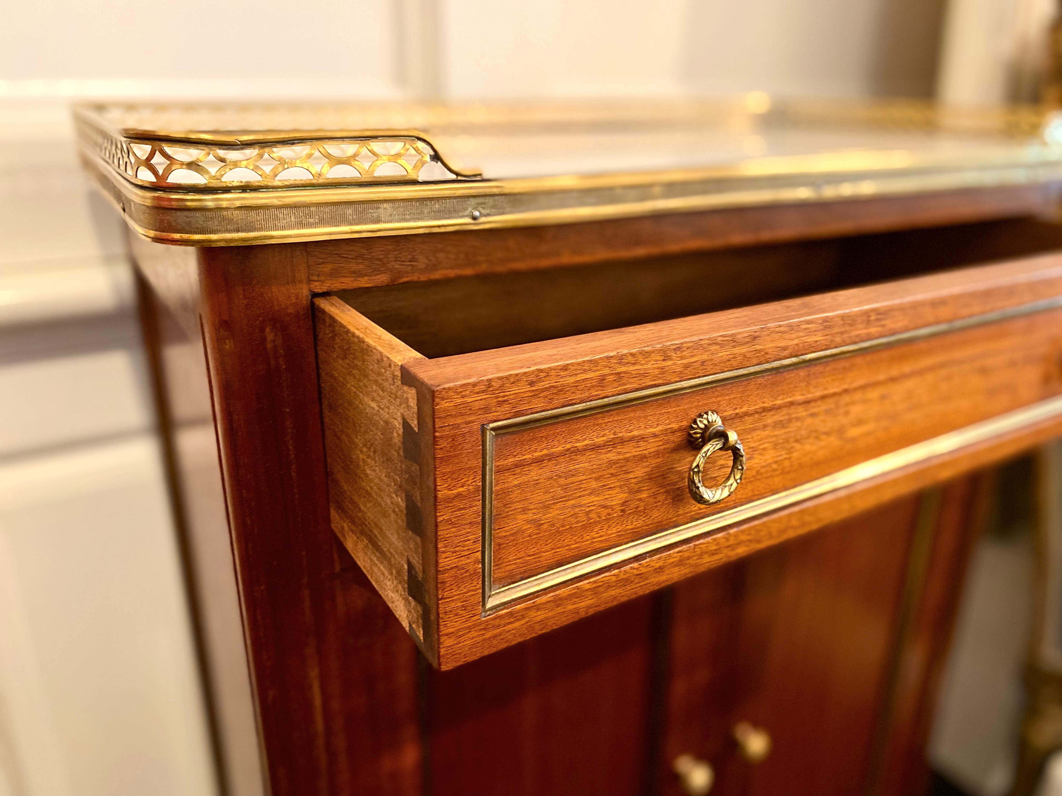 20ième siècle Meuble de rangement ou petite armoire de style Louis XVI avec dessus en marbre, galerie en bronze en vente