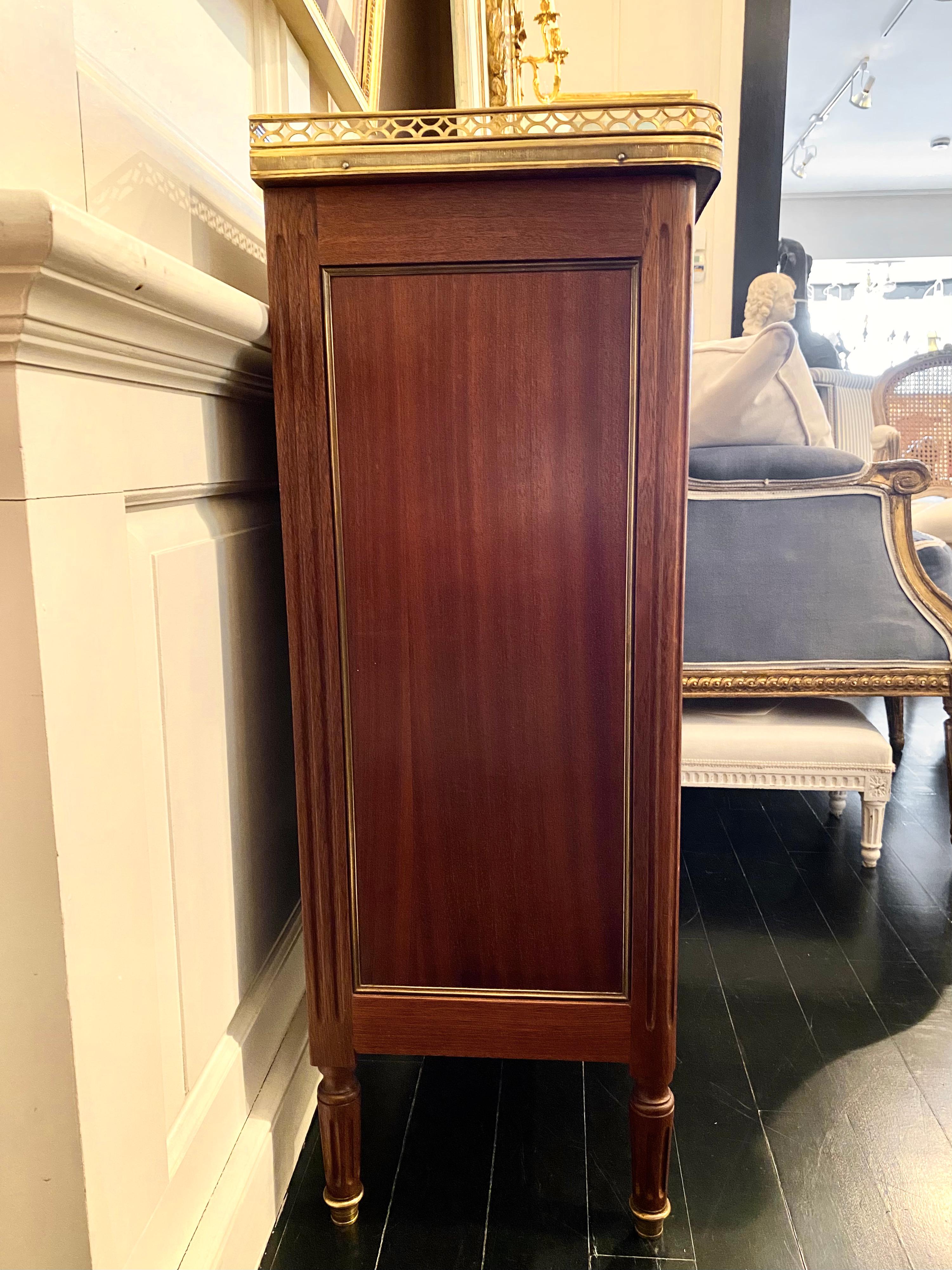 Bronze Meuble de rangement ou petite armoire de style Louis XVI avec dessus en marbre, galerie en bronze en vente