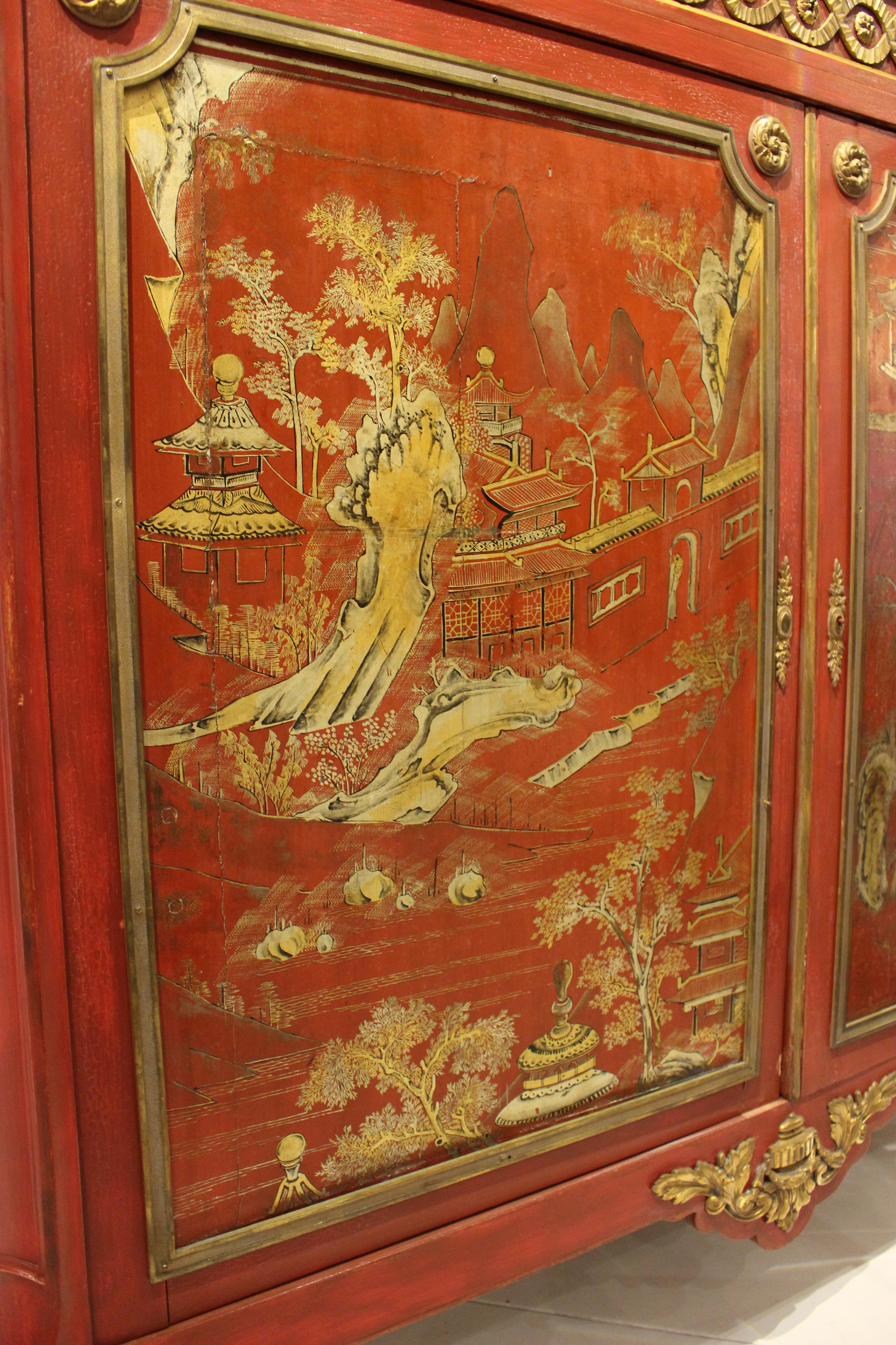Meuble d'appoint de style Louis XVI, rectangulaire, monté en bronze doré, peint en chinoiserie rouge et or, avec un plateau en marbre saumon au-dessus d'un tiroir en frise et une paire de portes de placard sur des pieds cabriole se terminant par des