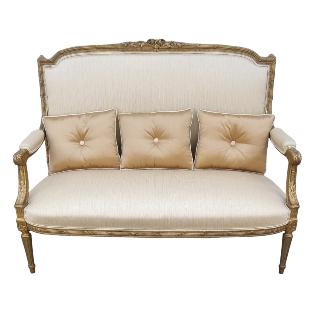 Poltrona francese Canape in stile Luigi XVI. 

Si tratta di un eccellente divano che è stato ridipinto utilizzando il metodo tradizionale delle molle a tazza nella seduta. La doratura del legno è originale, anche se è stata ritoccata in piccoli