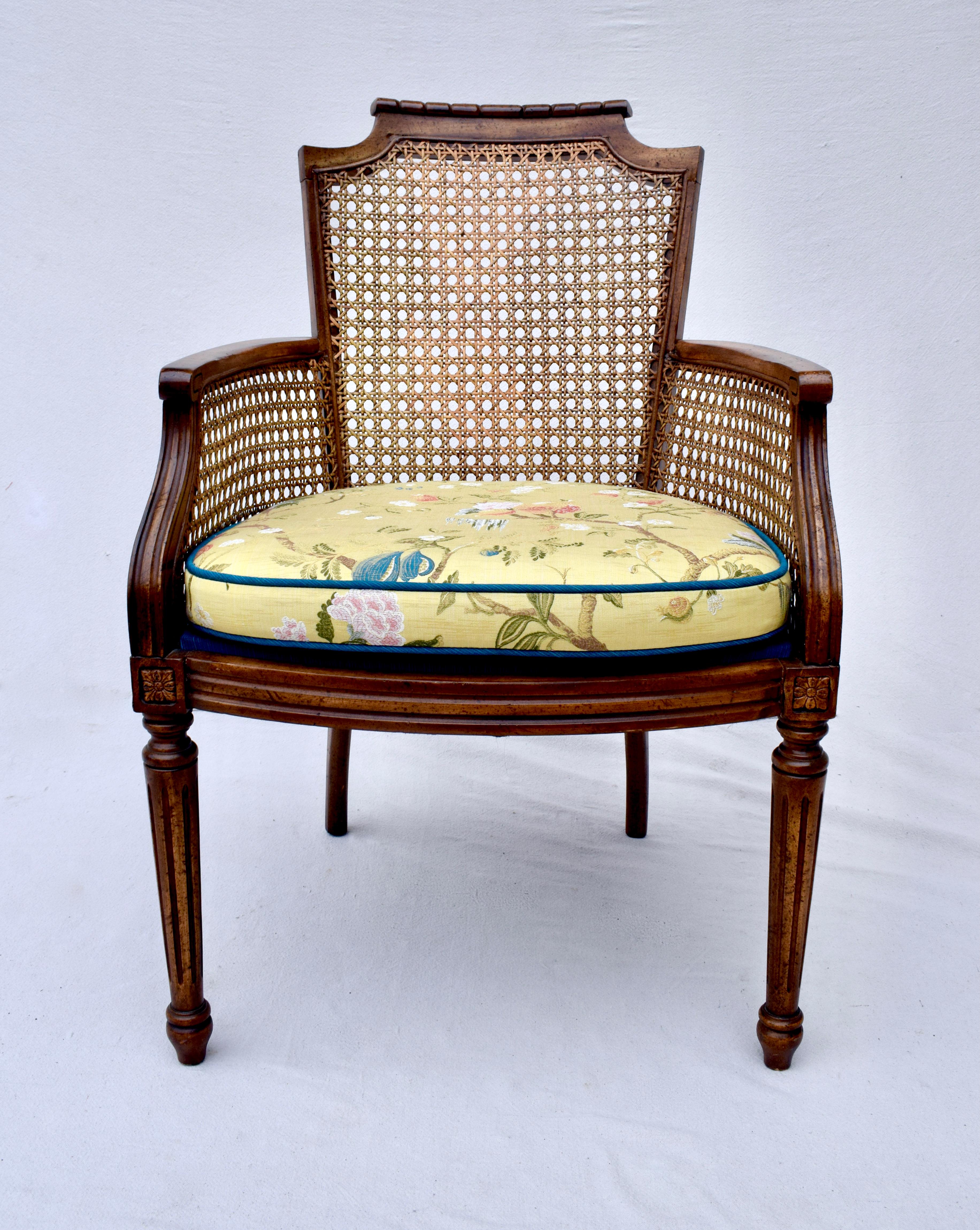 Sedia occasionale curva in stile Louis Cane con canne di bambù finto e nuovo cuscino personalizzato rivestito in tessuto Old World Weavers / Scalamandre Lampas intrecciato con frutti esotici. Produzione Widdicomb; firmato, metà del 20° secolo.