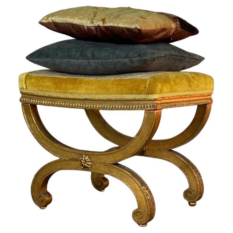 Taburete de Madera Tallada y Dorada Estilo Luis XVI Circa 1880 Francés en venta
